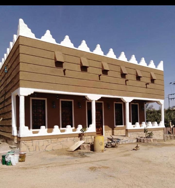 معلم بنا التراث الطين