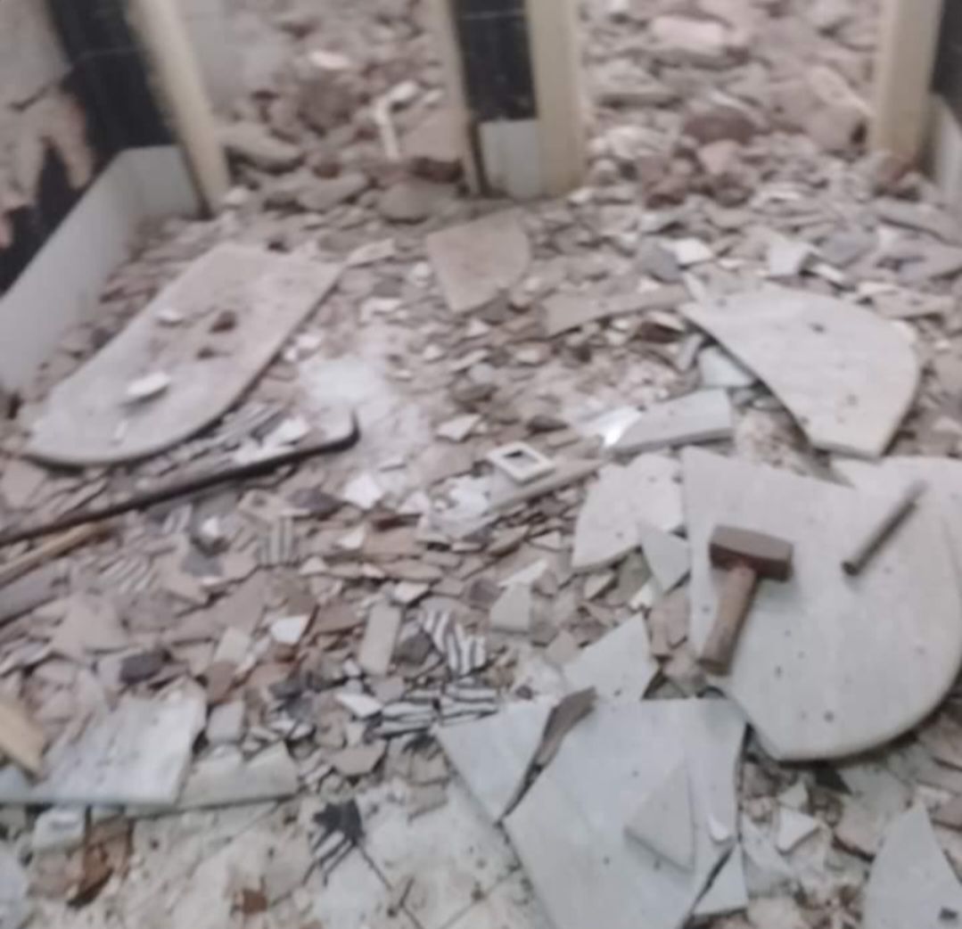 تكسير وتركيب بلاط السيراميك