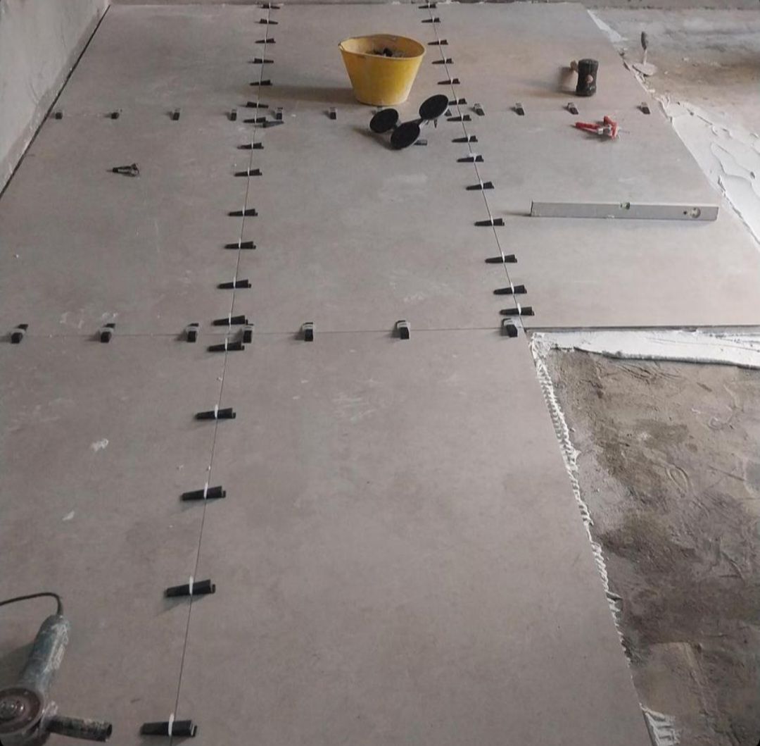 تكسير وتركيب بلاط السيراميك