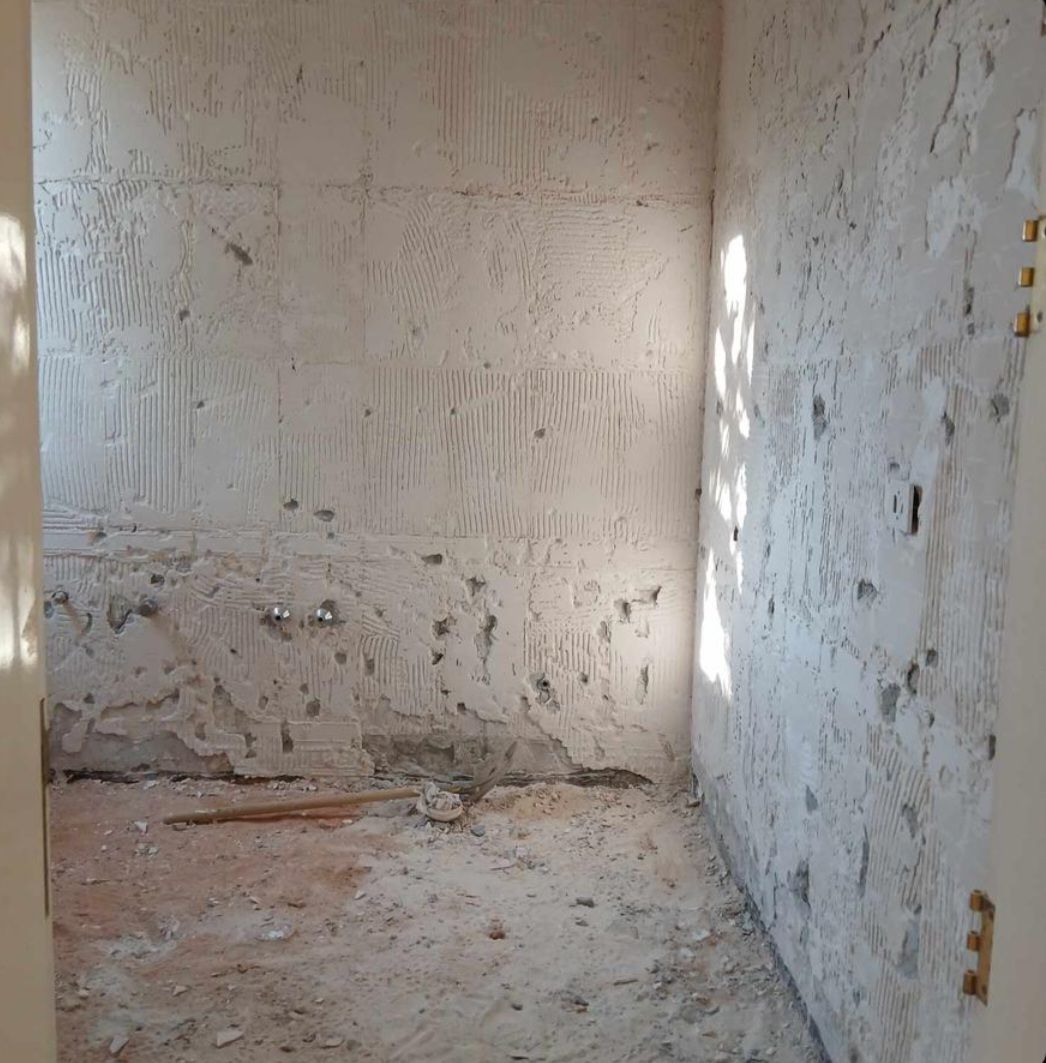 تكسير وتركيب بلاط السيراميك