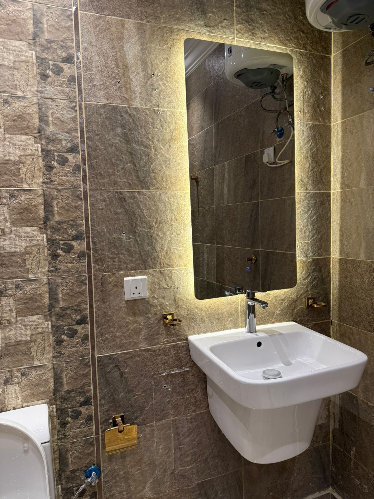 كهربائي وسباك جده