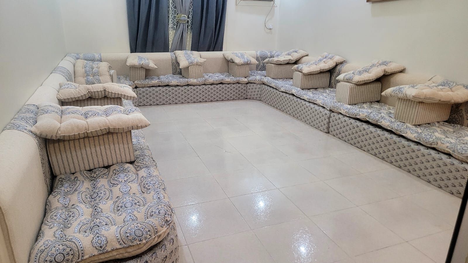 جده ويوجد توصيل برسوم رمزيه لانحاء المملكه