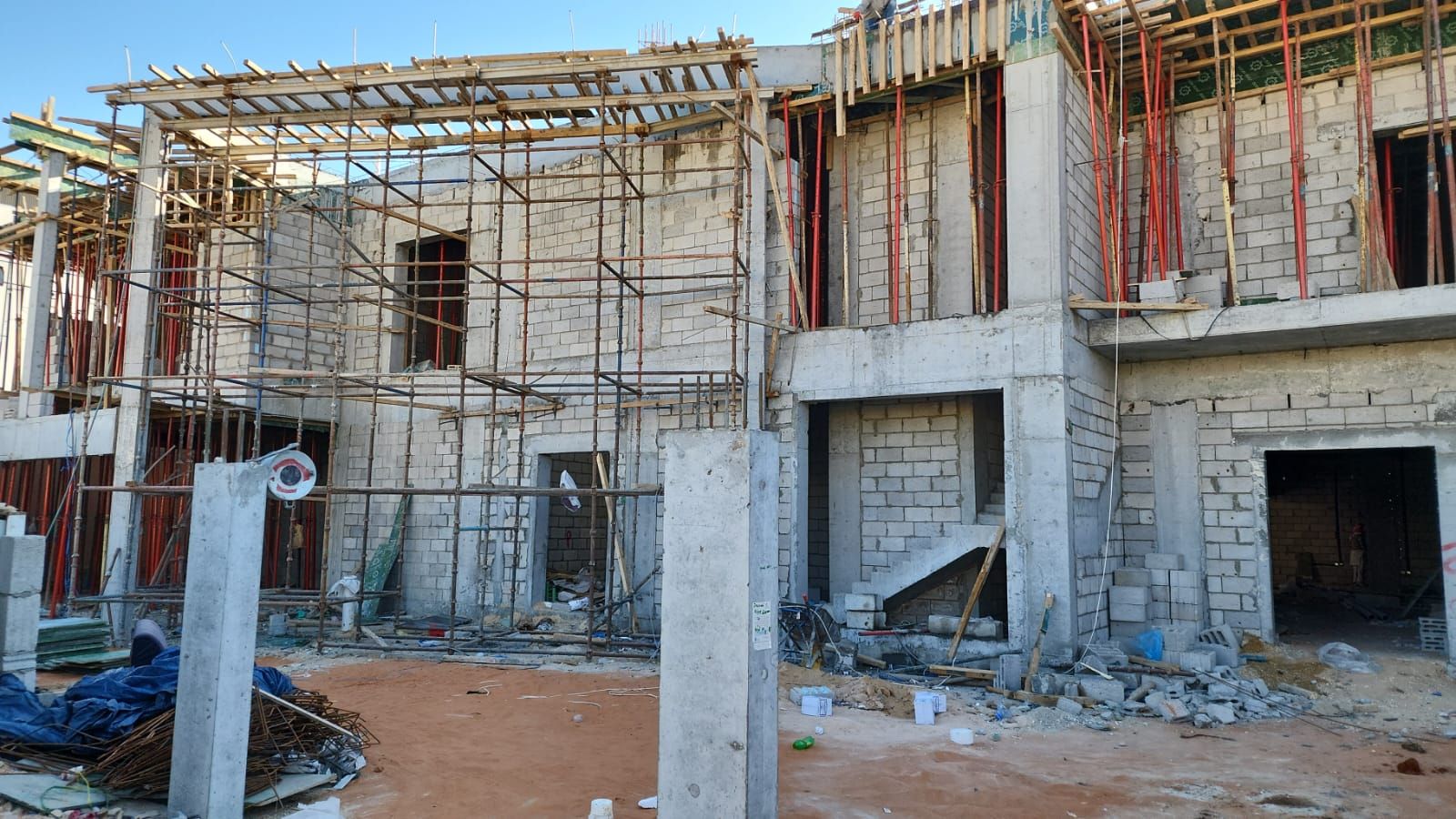 يوجد لدينا تكسيرات وترحيل وترميل وقصه خرسانيه