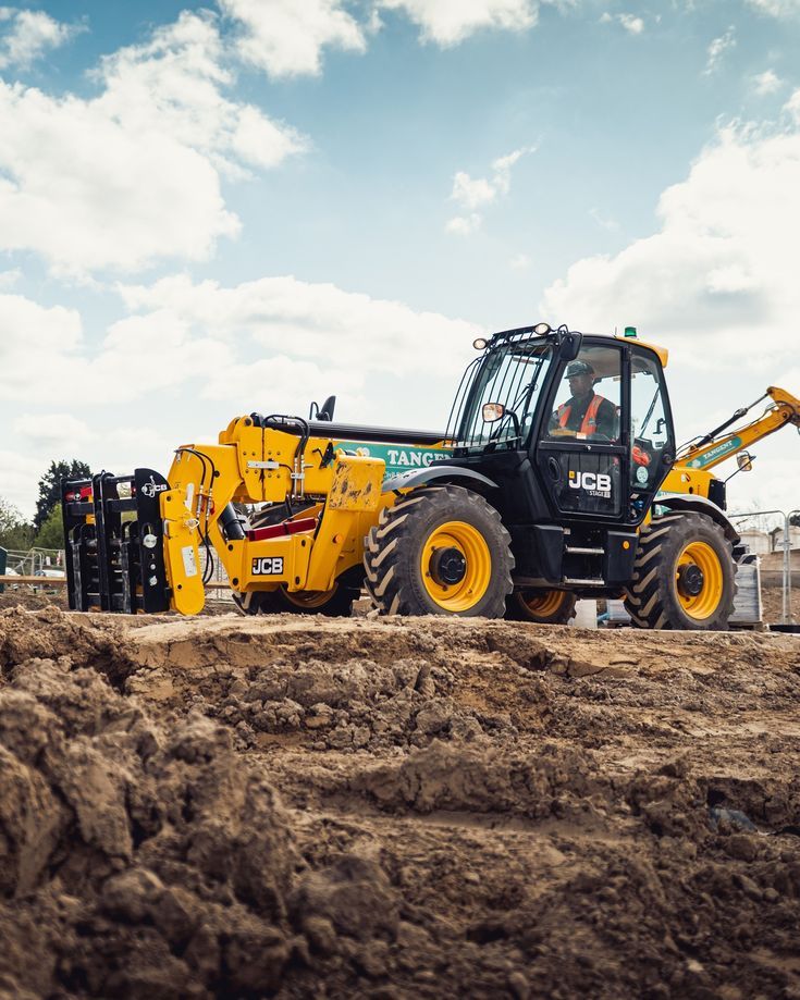 جي سي بي للإيجار في الرياض | تليهندرا للايجار