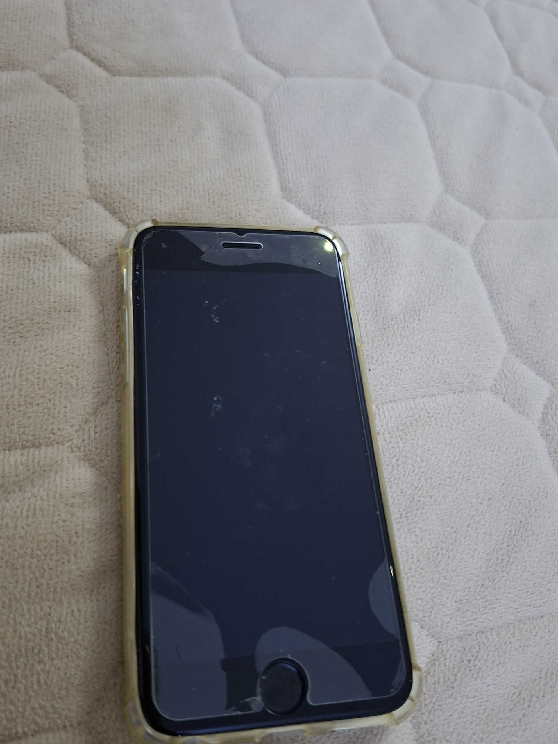 ايفون 6 قديم بي 100ريال تاخده وحلال عليك للدي معاه