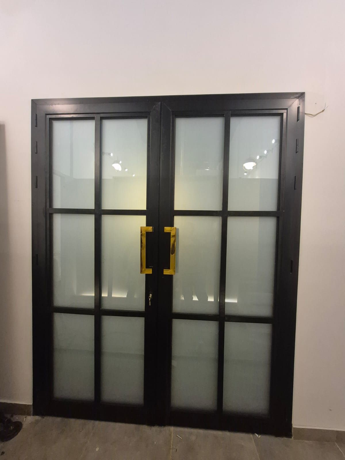 تركيب زجاج سكريت وتركيب شاورات وصيانه ابواب زجاج س