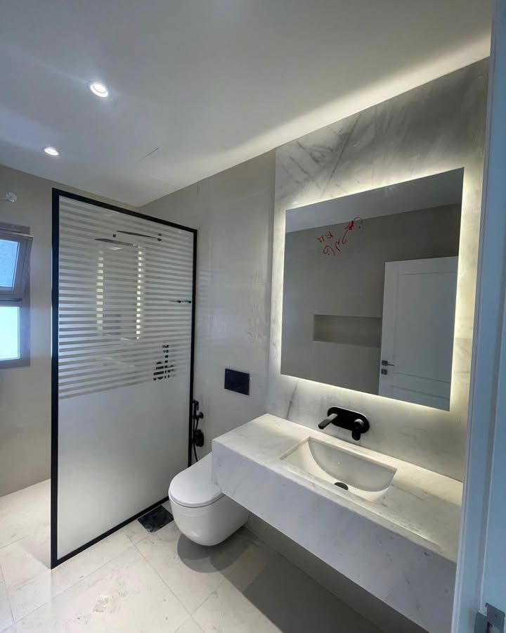 فني زجاج سكريت وتركيب واجهات واستيكر ومسابح والمني