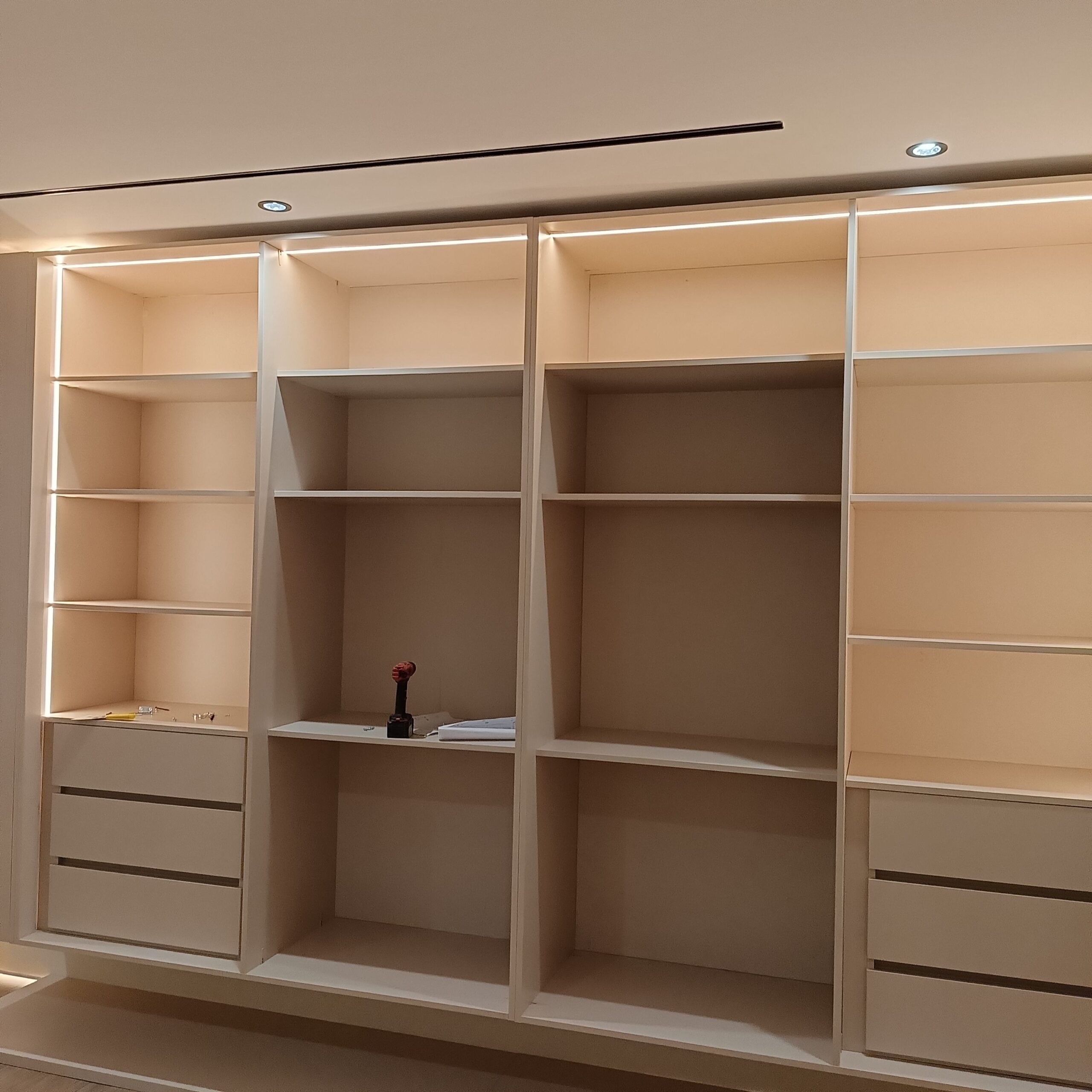 تفصيل غرف نوم وخزائن وديكورات ومجالس وستاير وسراير