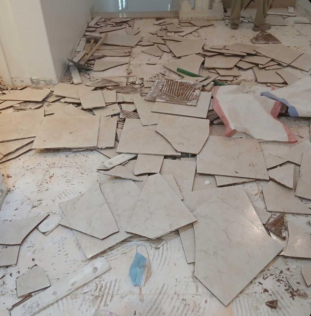 تكسير وتركيب بلاط السيراميك