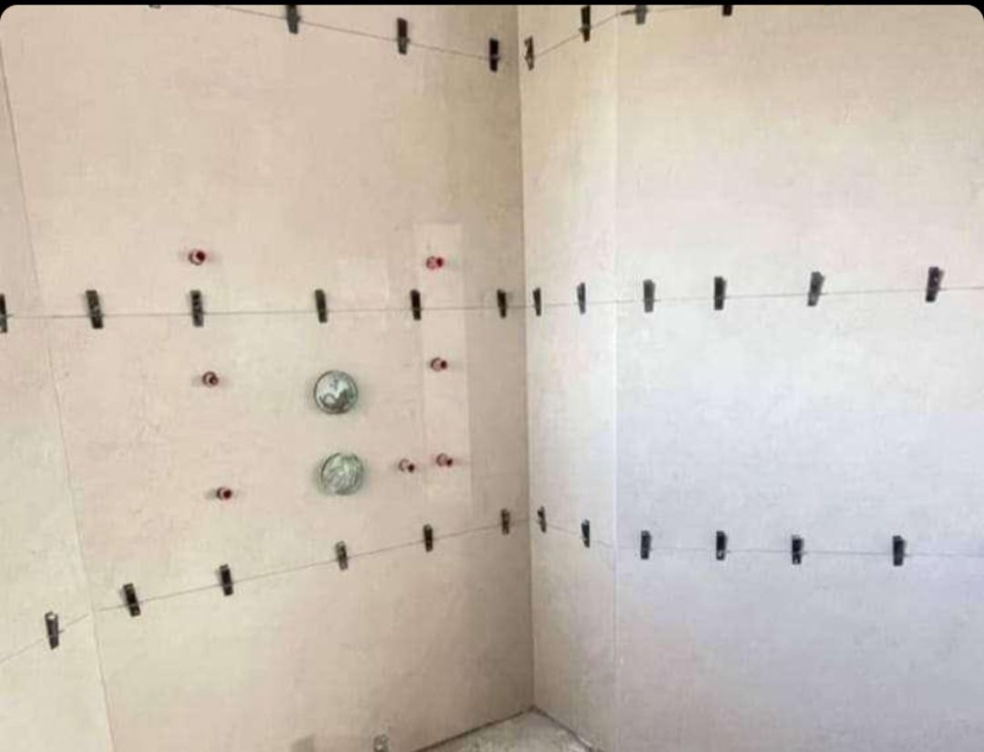 تكسير وتركيب بلاط السيراميك