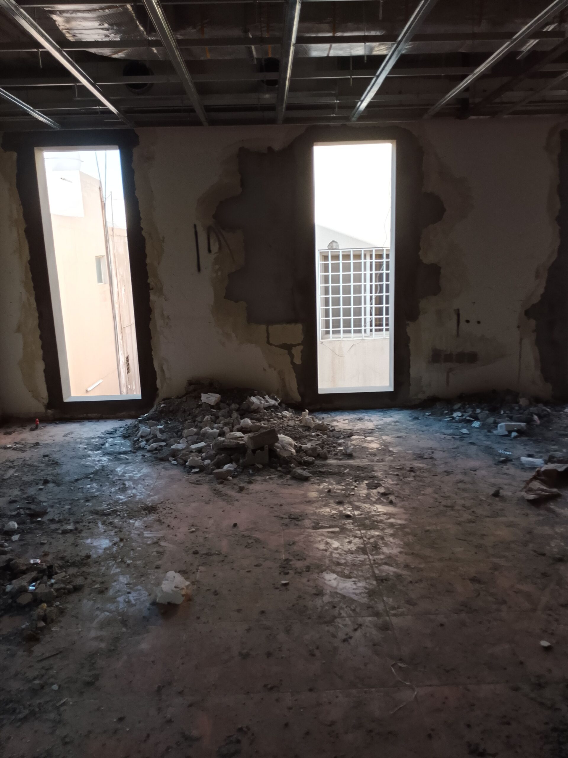 يوجد لدينا تكسيرات وترحيل وترميل وقصه خرسانيه