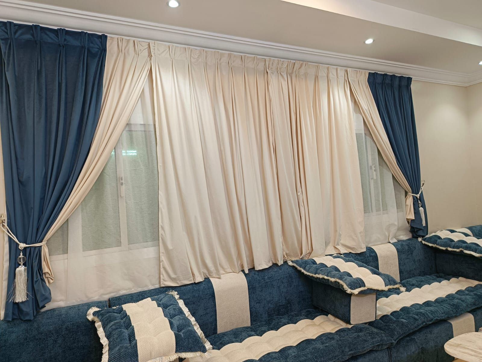 جده ويوجد توصيل برسوم رمزيه لانحاء المملكه