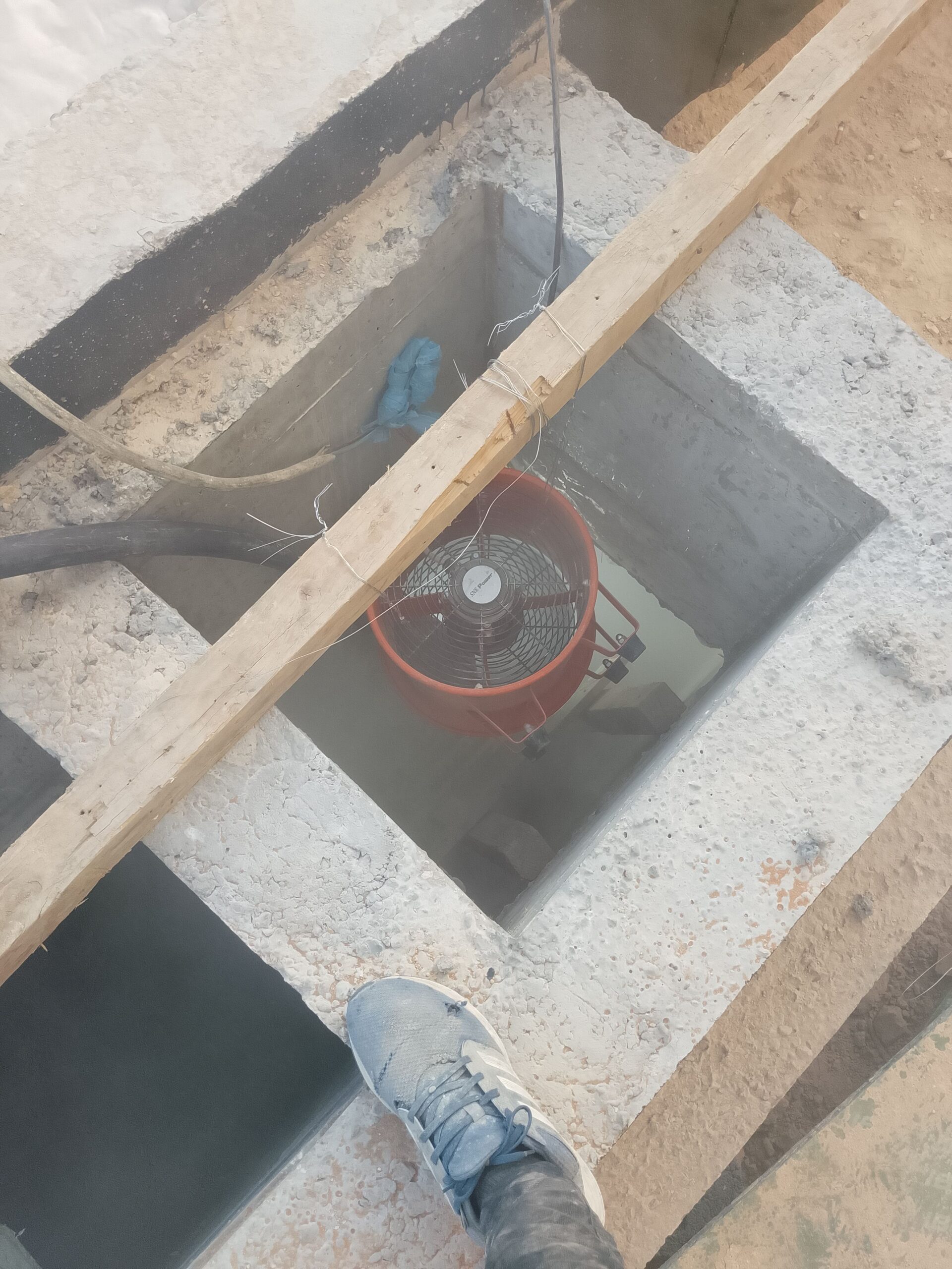 يوجد لدينا تكسيرات وترحيل وترميل وقصه خرسانيه