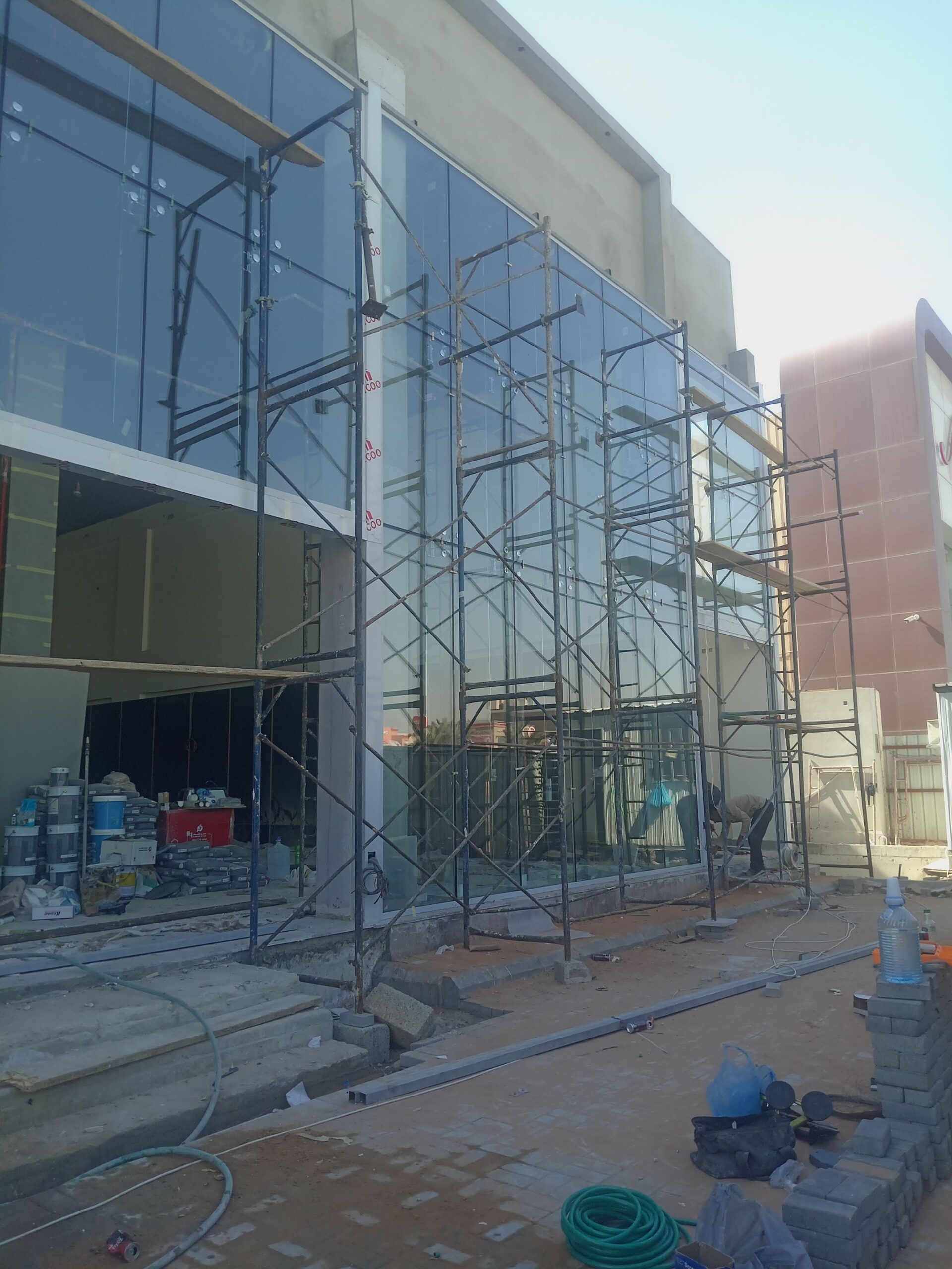 تركيب زجاج سكريت وتركيب واجهات واستيكر ومسابح والم