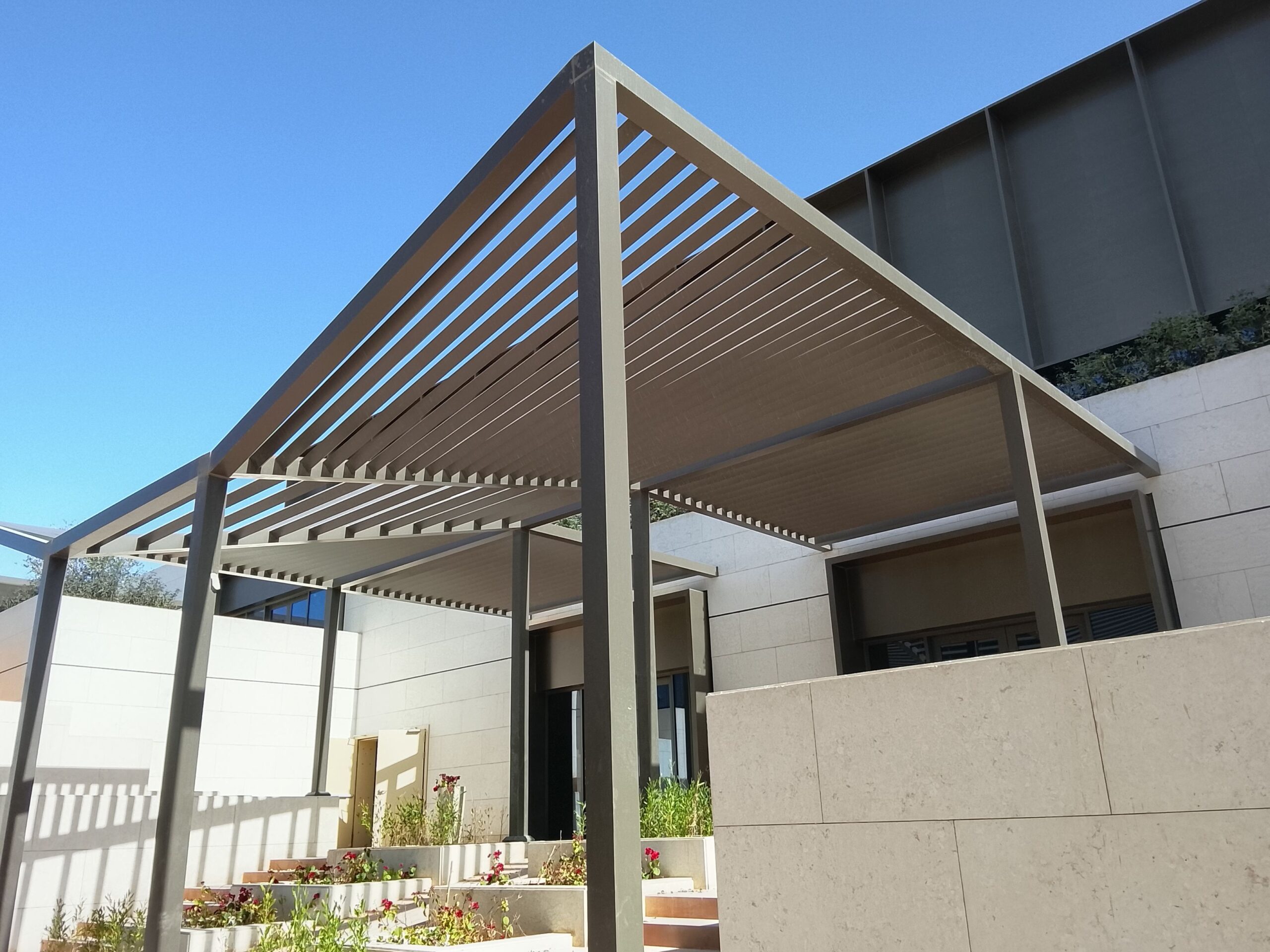 حداد مظلات وسواتر وبرجولات وجلسات وهناجر ومستودعات