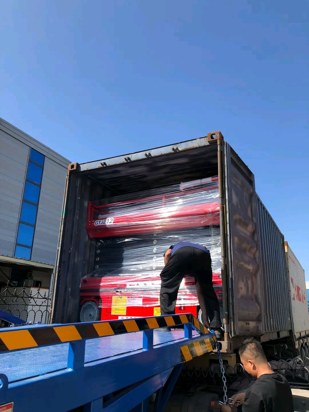 مان لفت وسيزرات لفت وكرينات وتاور لايت للايجار