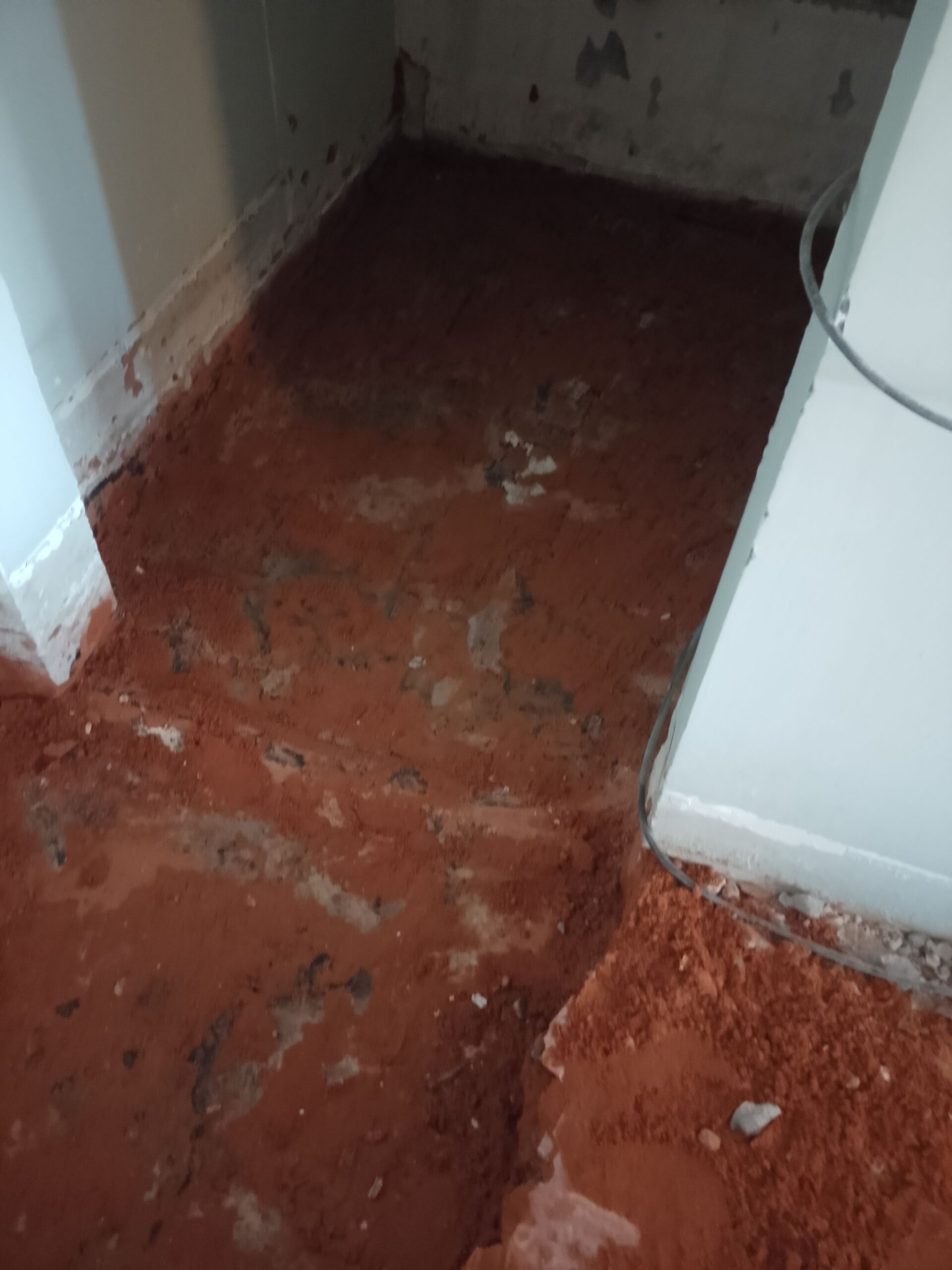 يوجد لدينا تكسيرات وترحيل وترميل وقصه خرسانيه