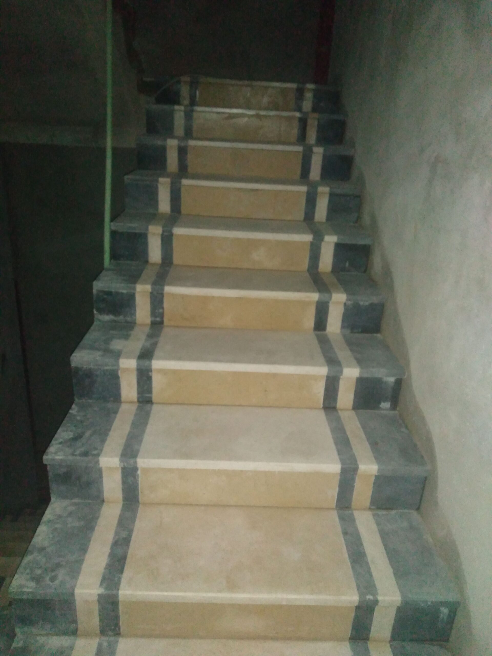 معلم بلاط محترف