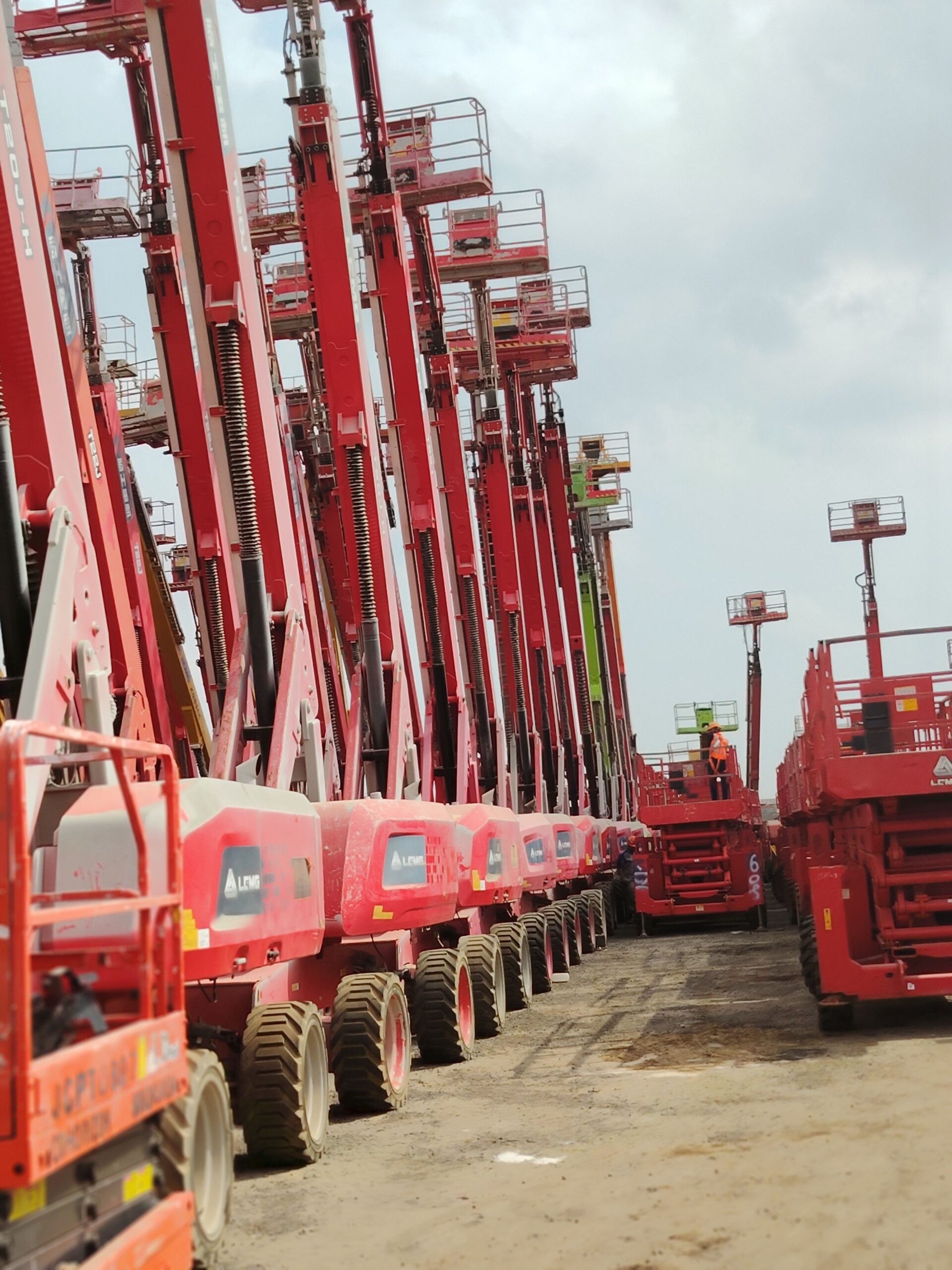 سيزرلفت ومان لفت ورافعات شوكيه وتيليهندلر جي سي بي