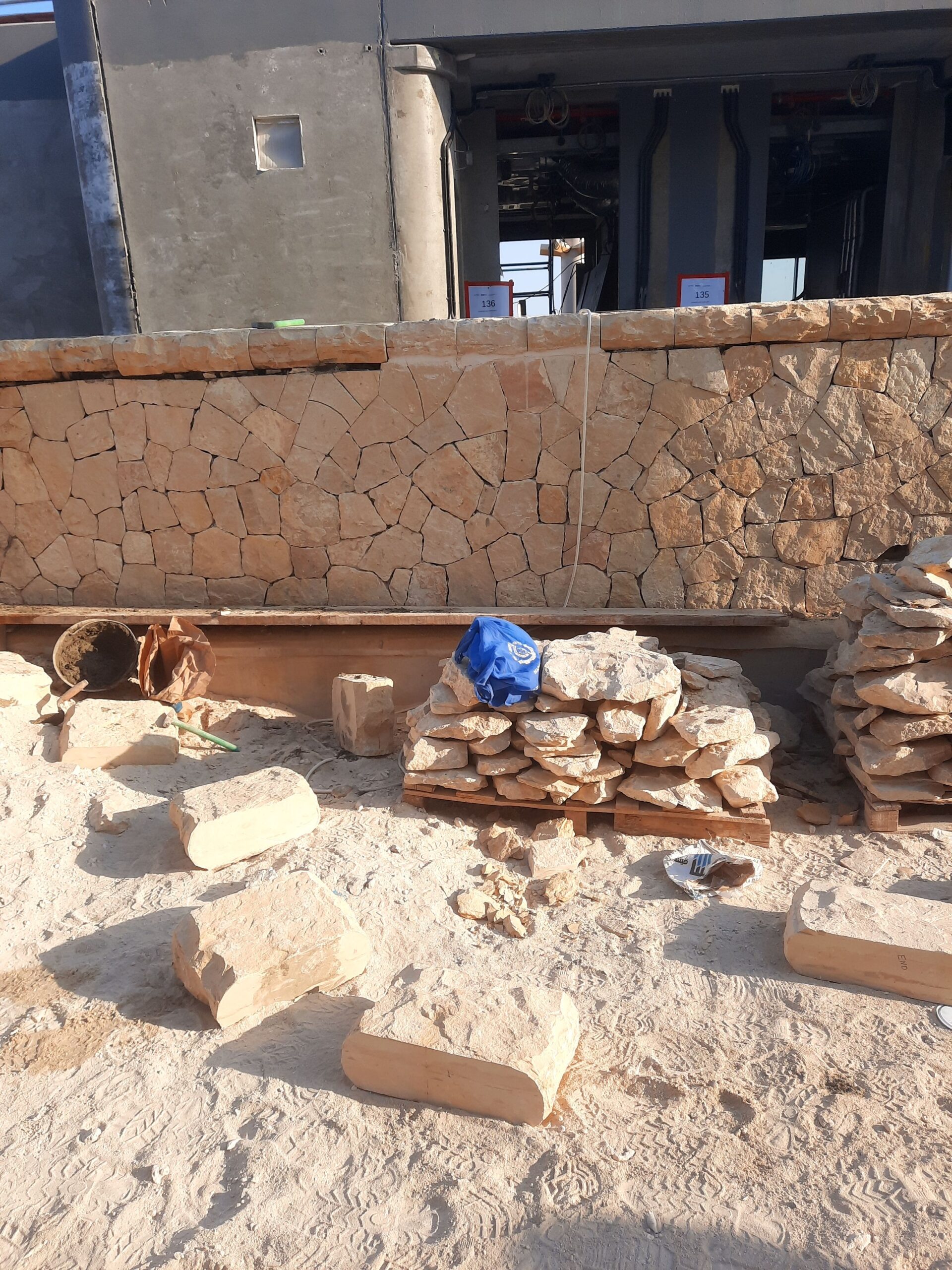 مقاول باکستانی حجر — أعمال اللياسة، الإنترلوك والح