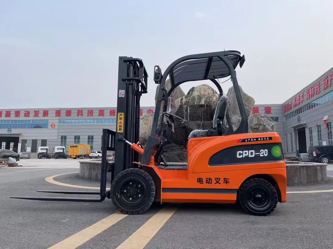 سيزرلفت ومان لفت ورافعات شوكيه وجي سي بي وبوم تراك