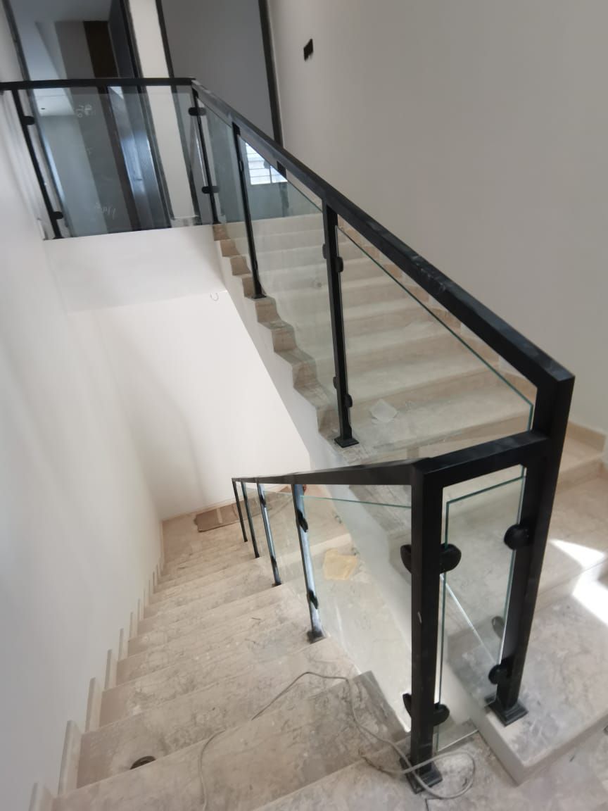 زجاج سكريت وواجهات أدوار مكاتب وشورات دربزين انوع