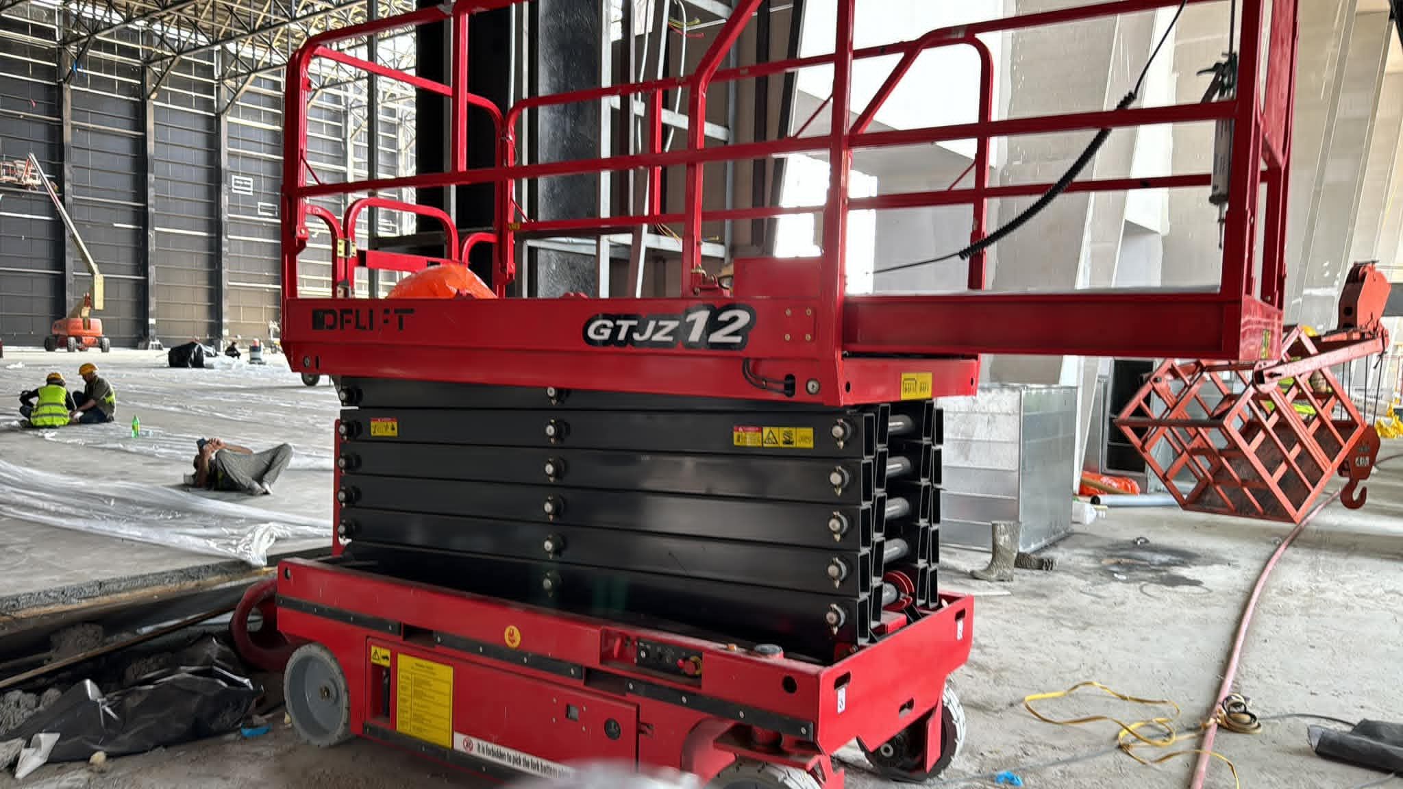 سيزر لفت 8متر للإيجار في جدة – و الدمام- و الرياض