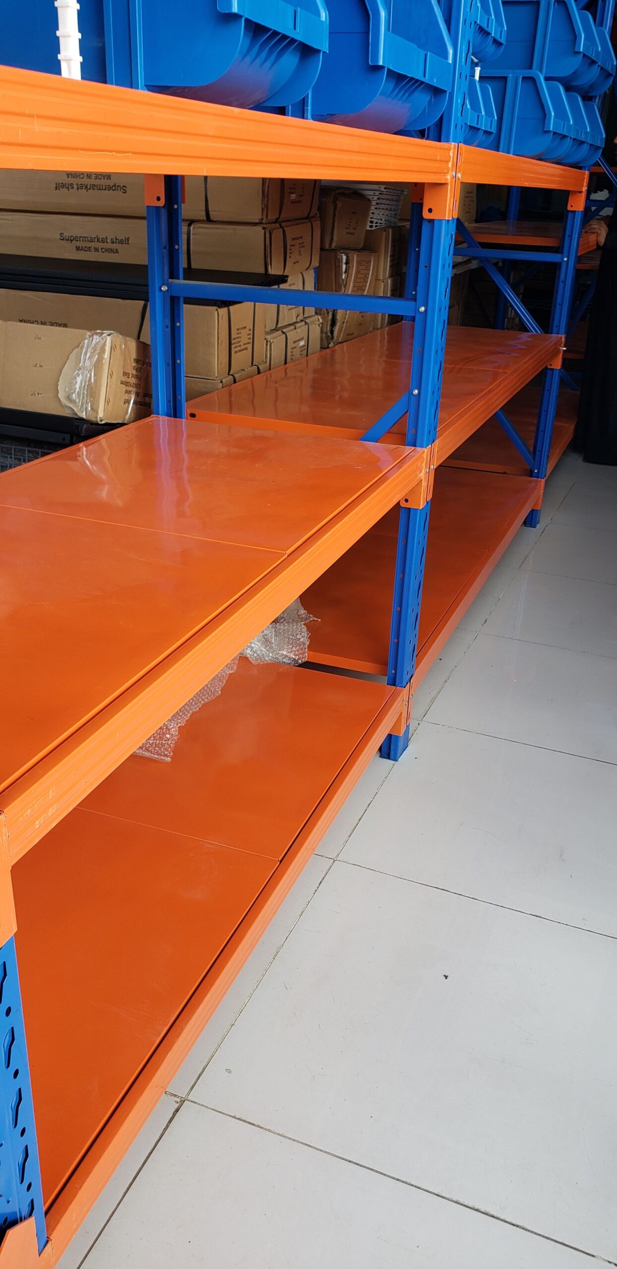 رفوف سوبر ماركت، رفوف تخزين مستودعات، وفقاً للمقاي