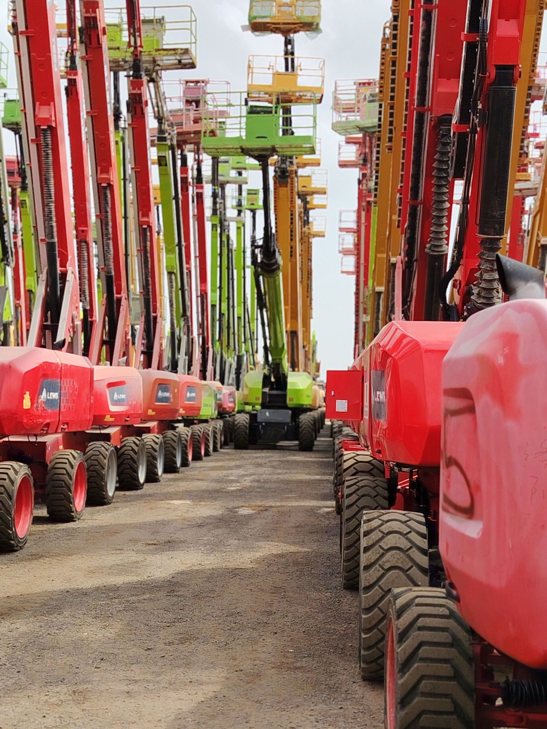 مانلفت وسيزر لفت ورافعات شوكيه وجي سي بي وبوم تراك