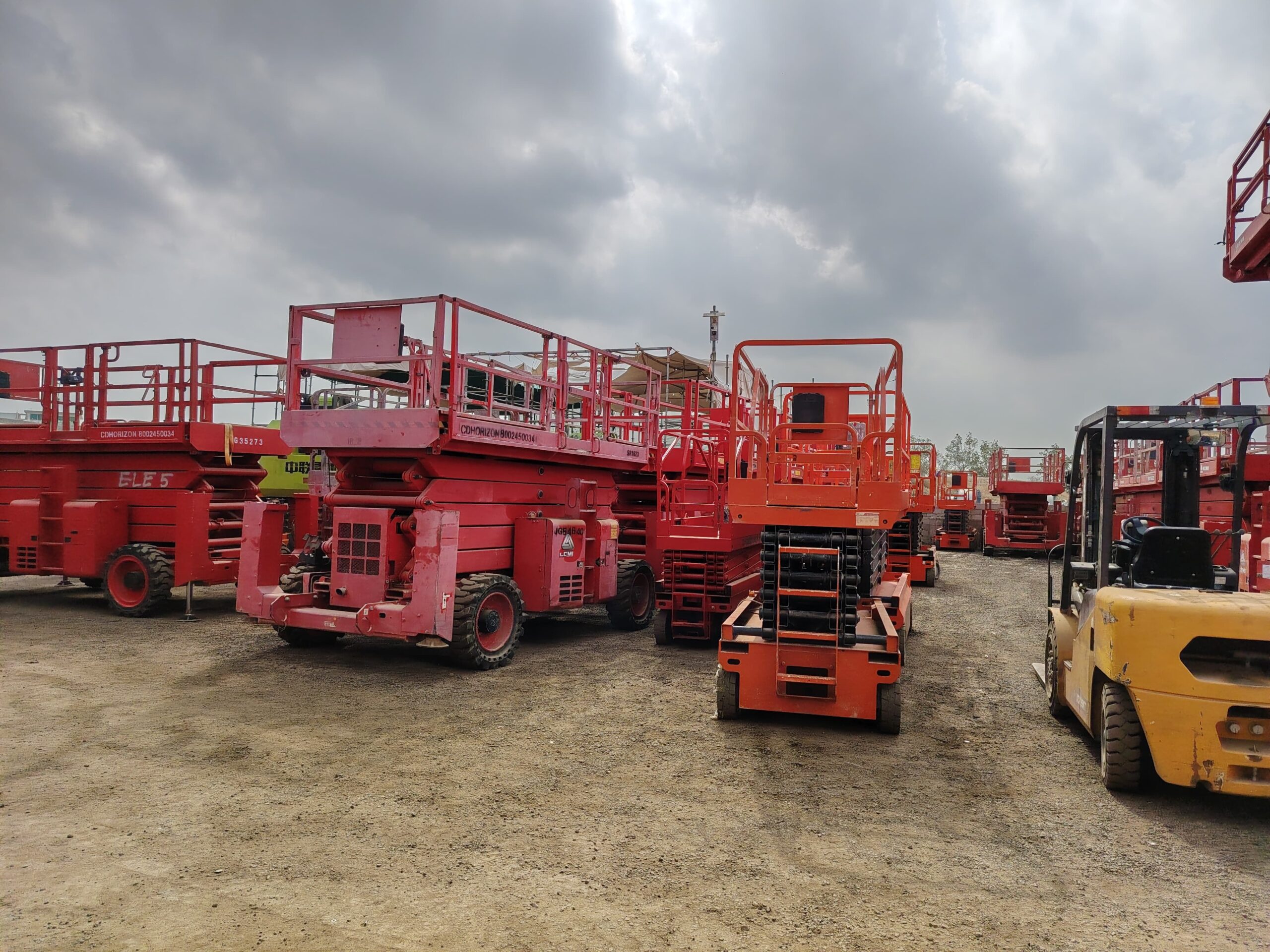 سيزرلفت للايجار مانلفت للايجار رافعه مقصيه للايجار