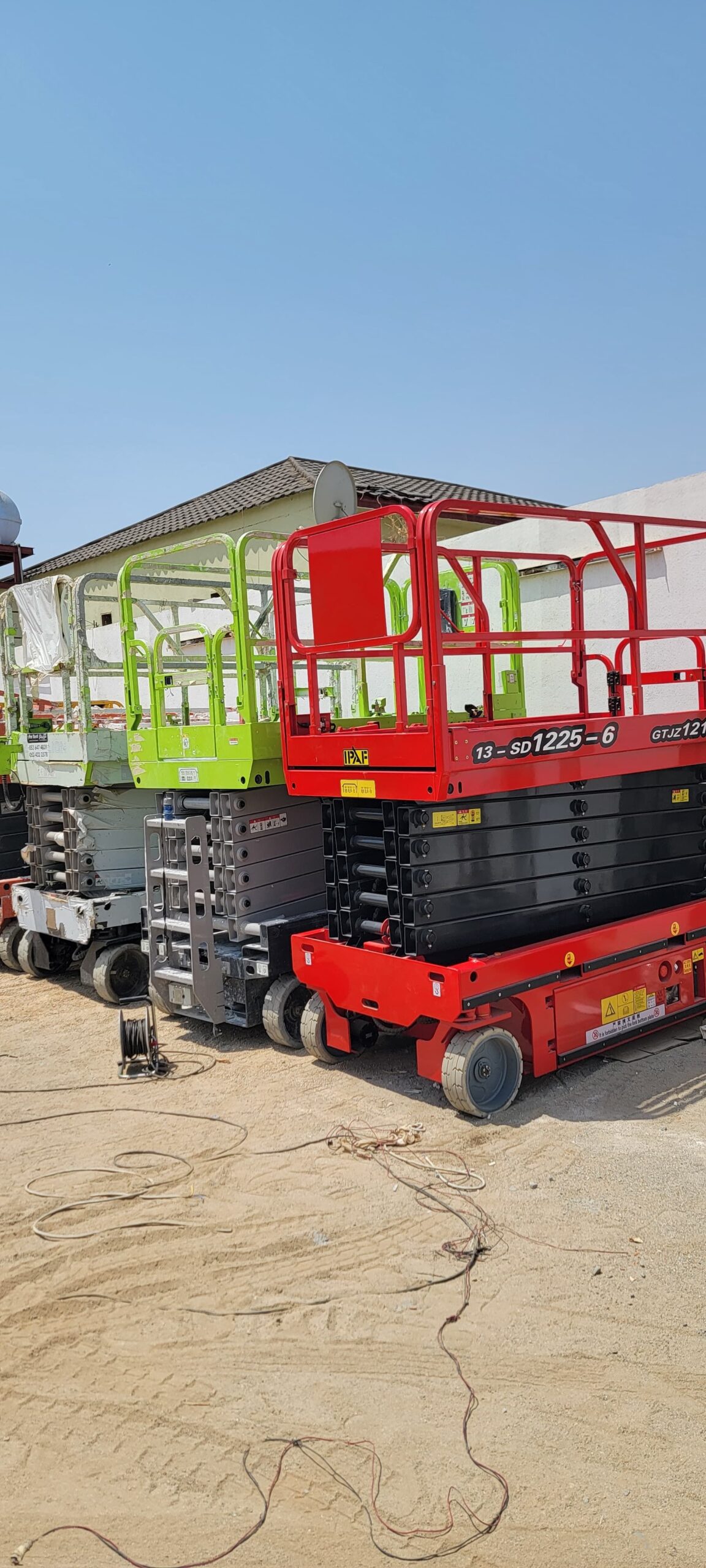 سيزرلفت 12متر للايجار في الدمام رافعة مقصية للايجا