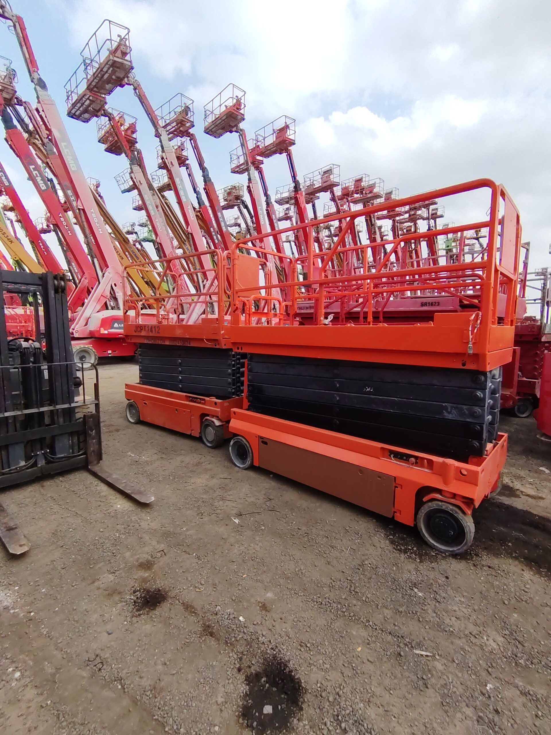 رافعه مقصيه 10متر 12متر 14متر 16متر كهرباء للايجار