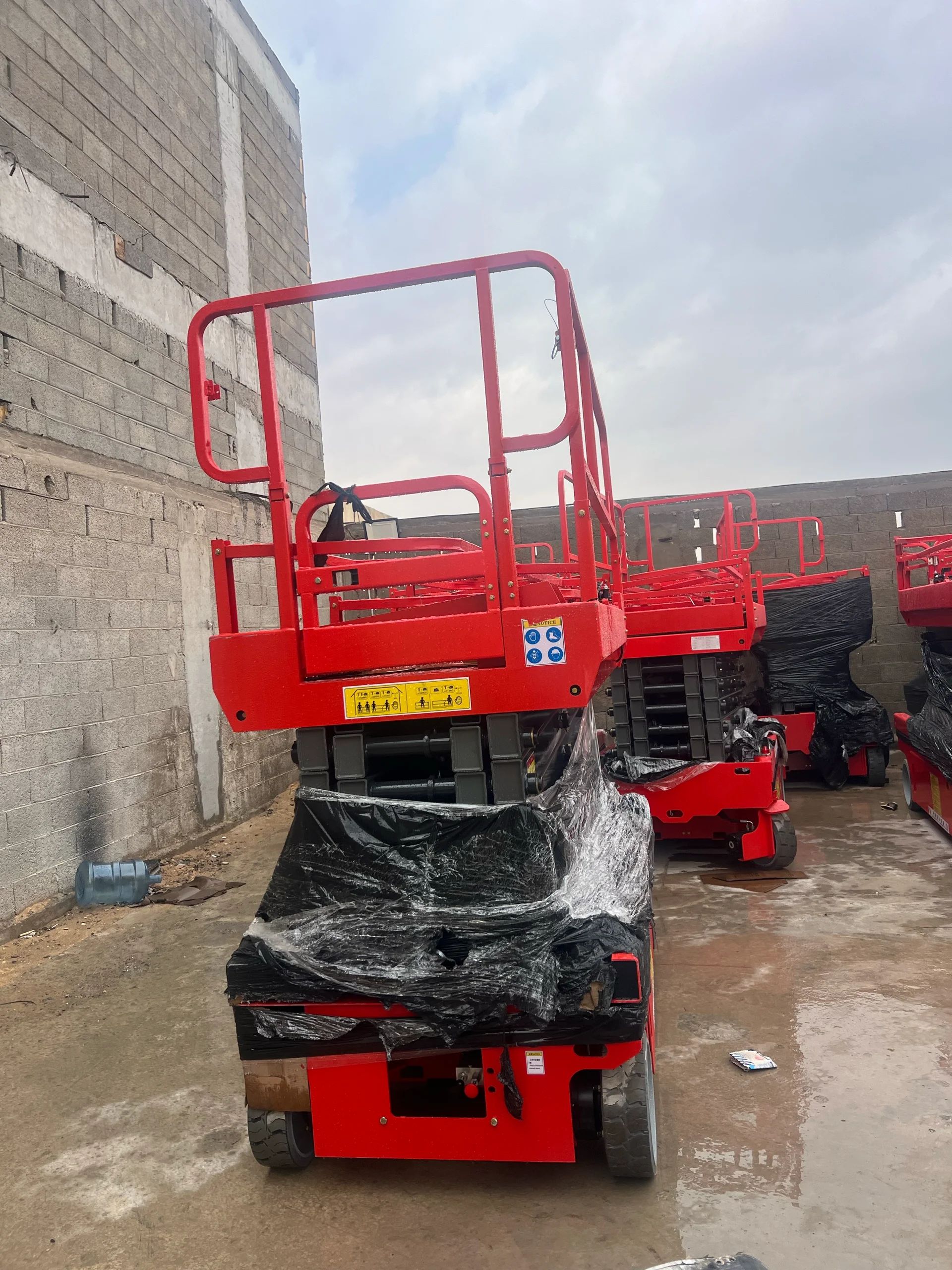 Scissor lift 12meters 14meters for rental In Jedda