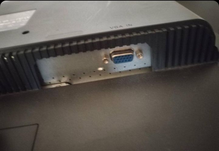 للبيع شاشه تنفع للكمبيوتر من شركة ايسر