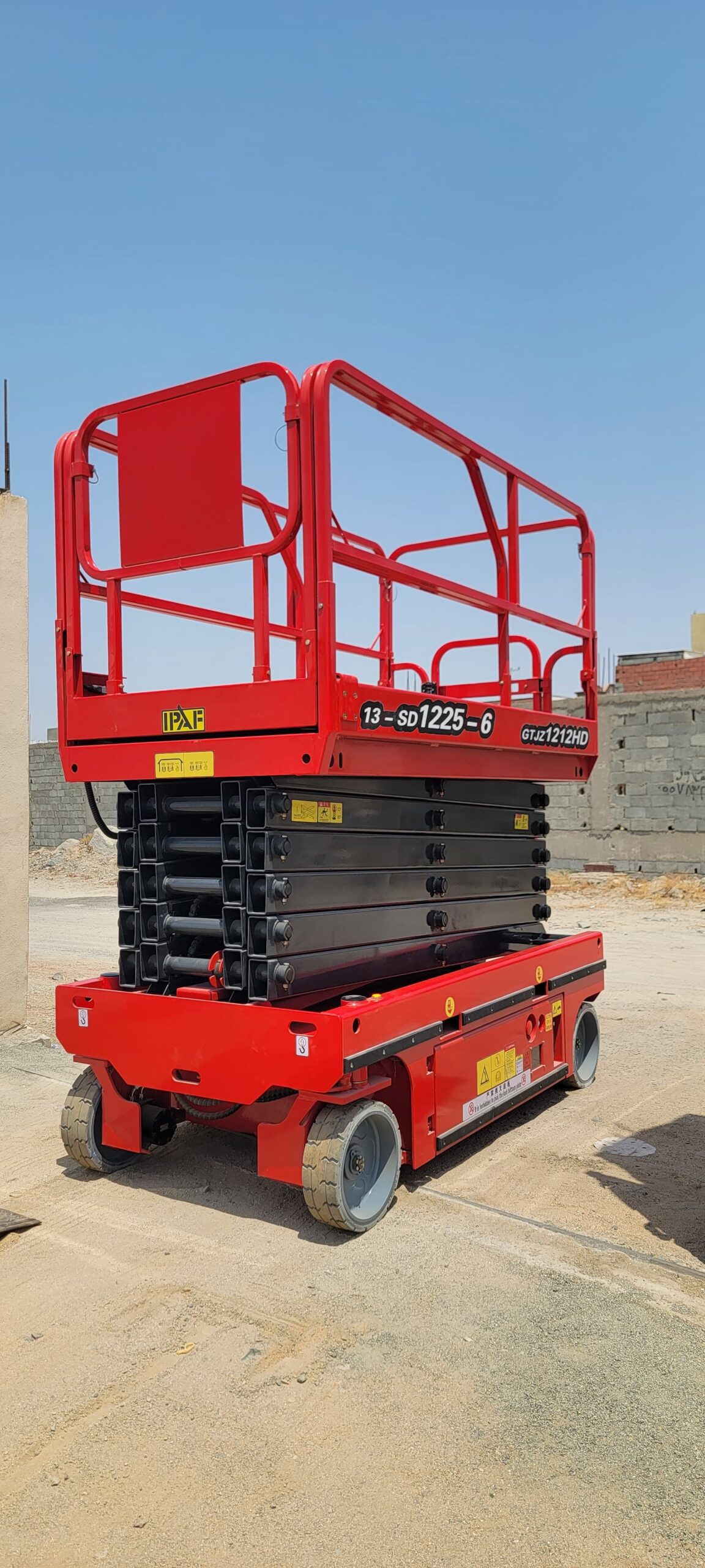 سيزرلفت 12متر للايجار في الدمام رافعة مقصية للايجا