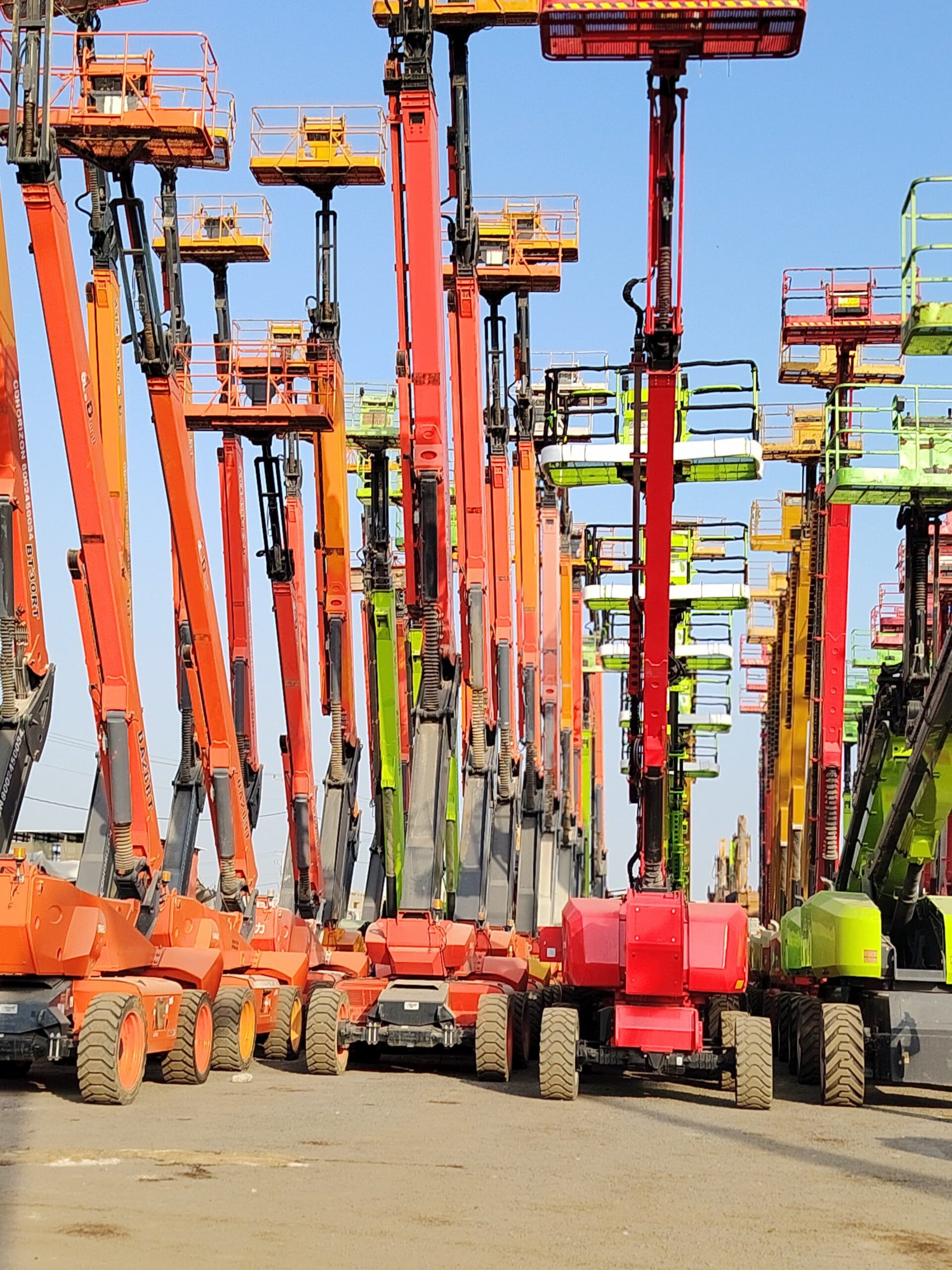 رافعات شوكيه وسيزرلفت ومان لفت وجي سي بي وبوم تراك