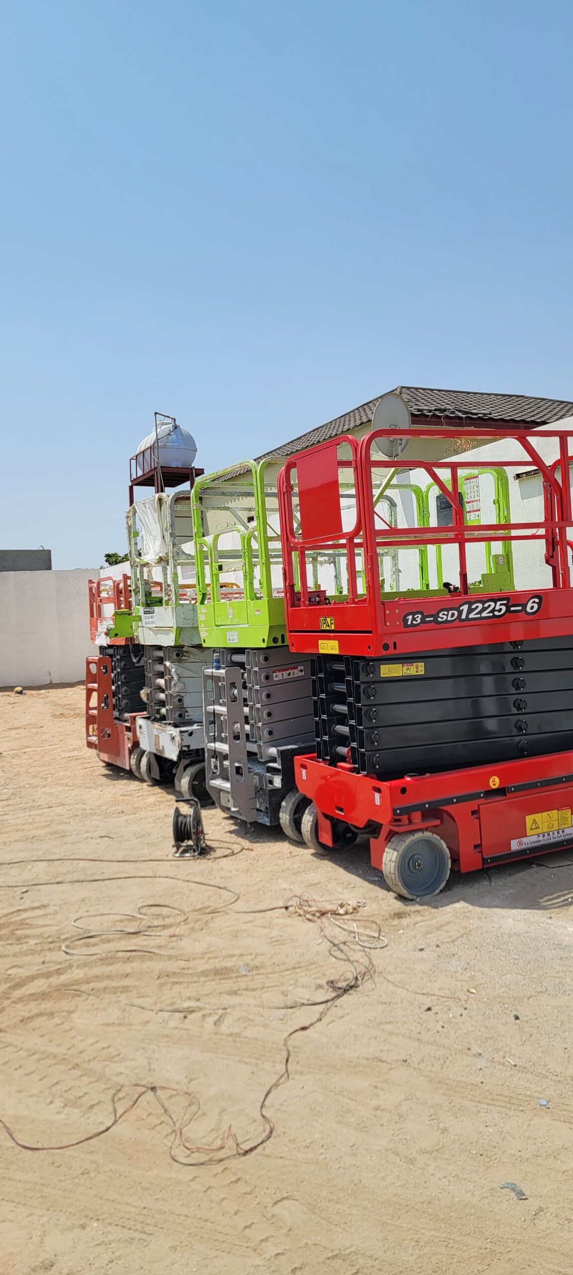 سيزرلفت 12متر للايجار في الدمام رافعة مقصية للايجا