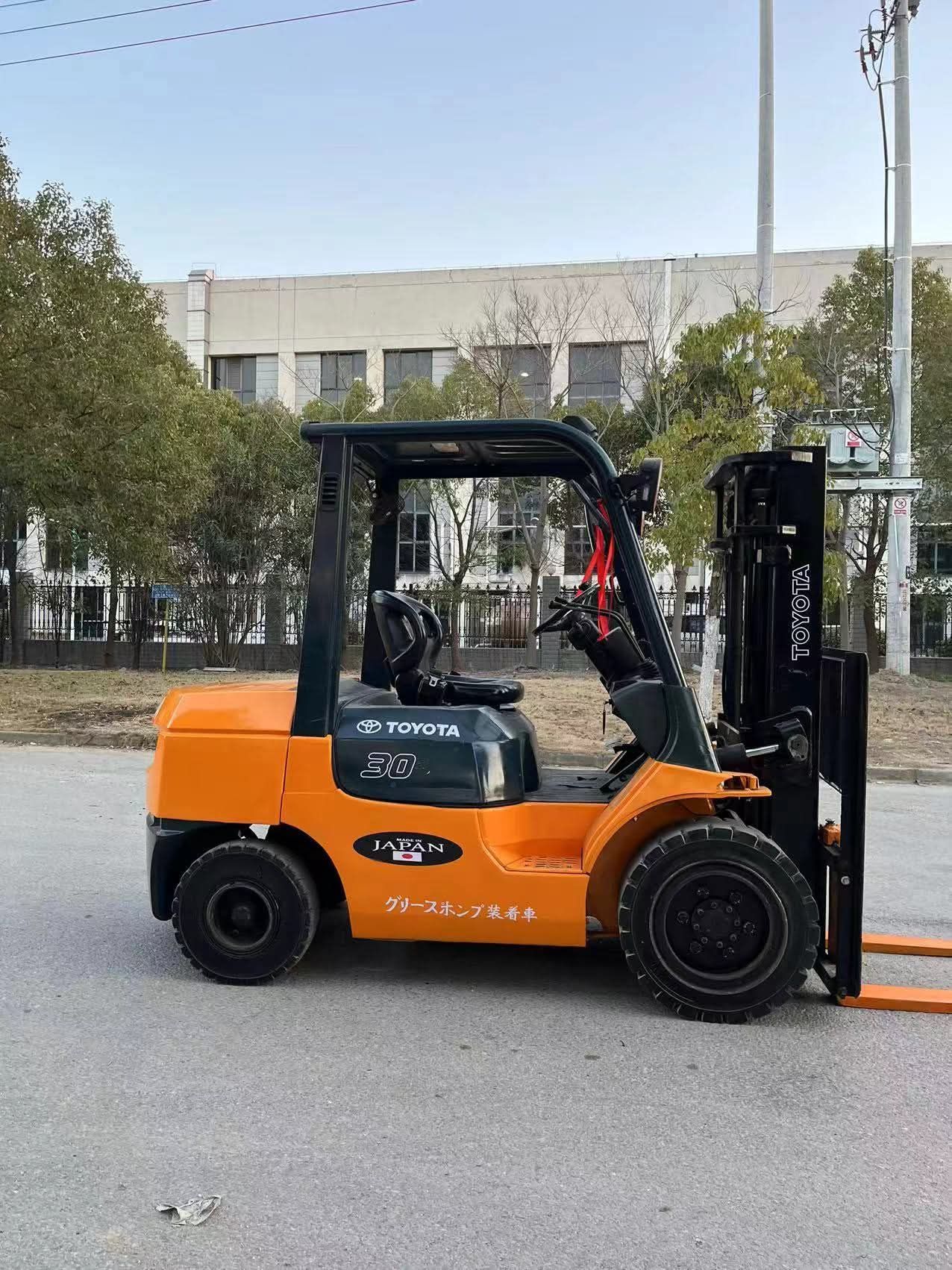 رافعة شوكية اللايجار فوركلفت للإيجار يومي شهري سنو