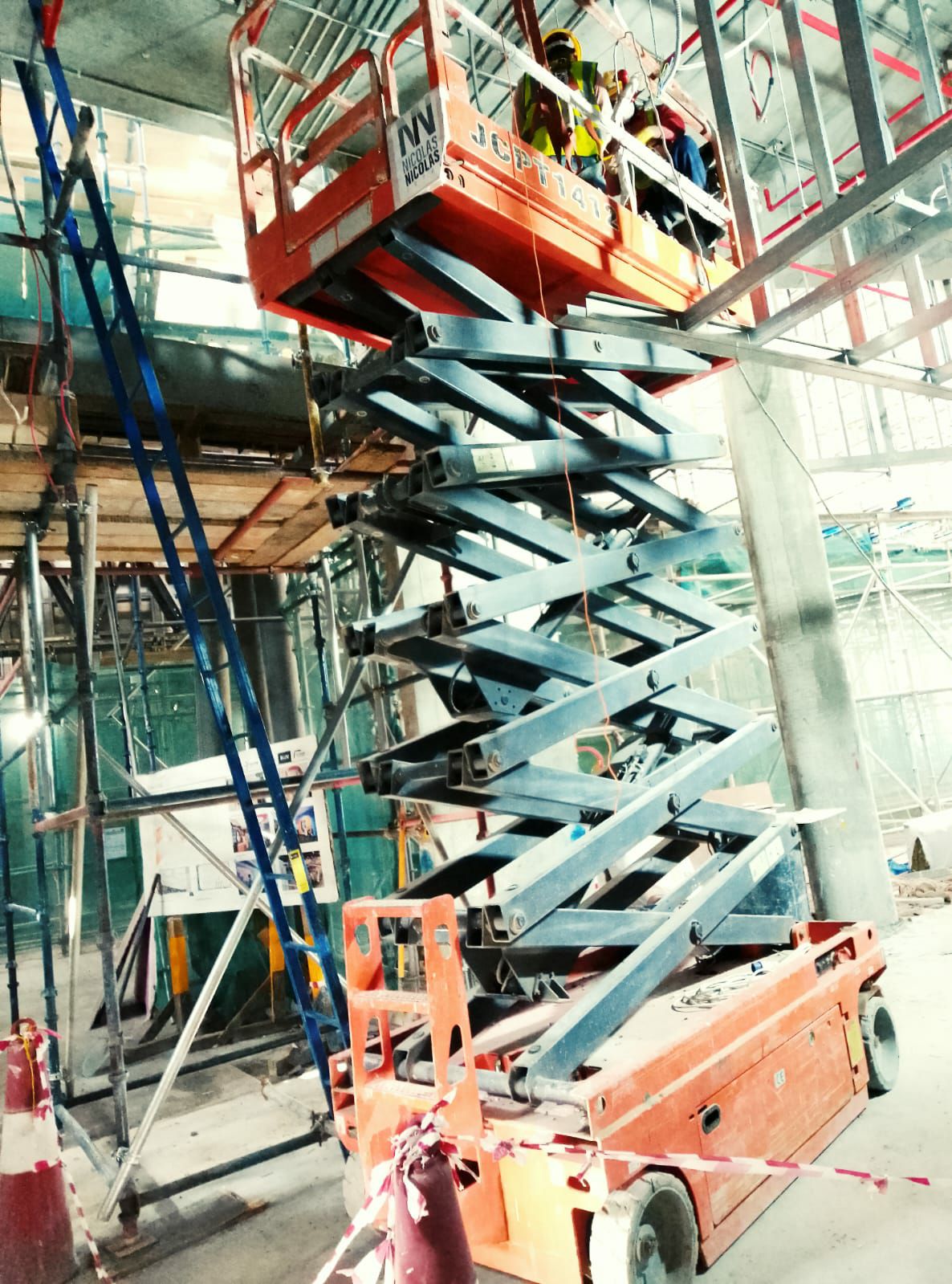 سيزر لفت 8متر 10متر للإيجار في جدة – تأجير رافعة م