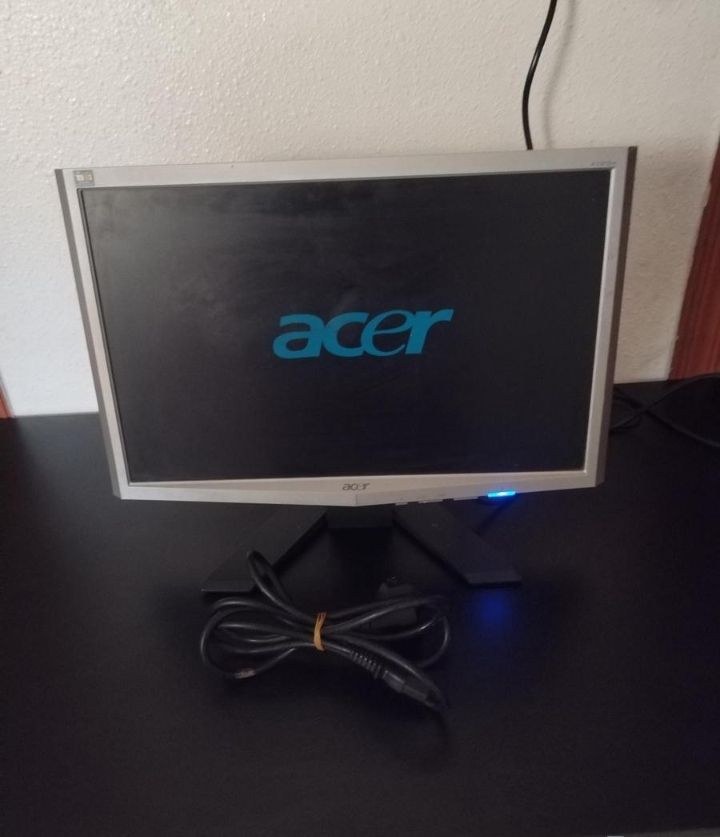 للبيع شاشه تنفع للكمبيوتر من شركة ايسر