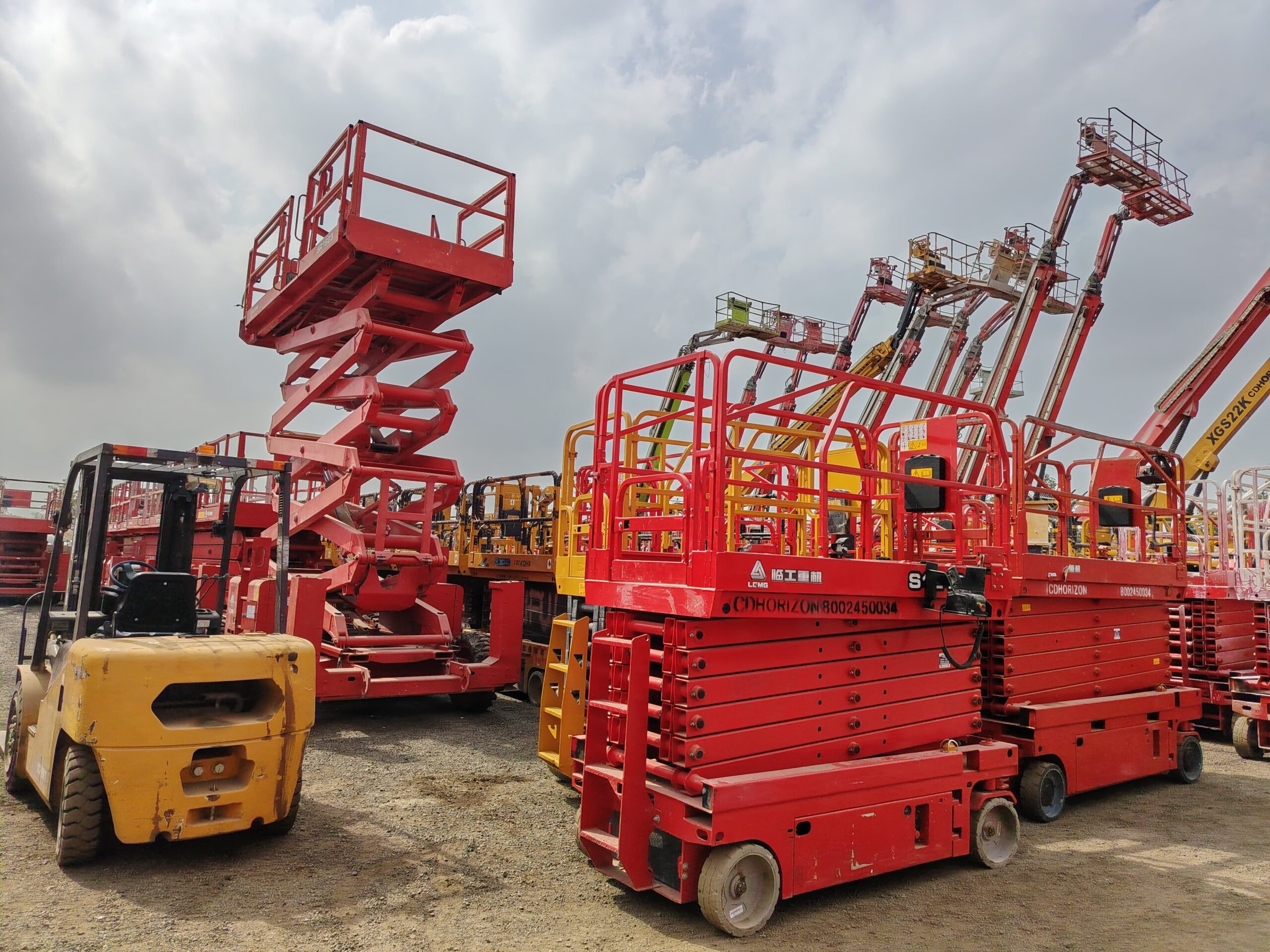 سيزرلفت للايجار مانلفت للايجار رافعه مقصيه للايجار