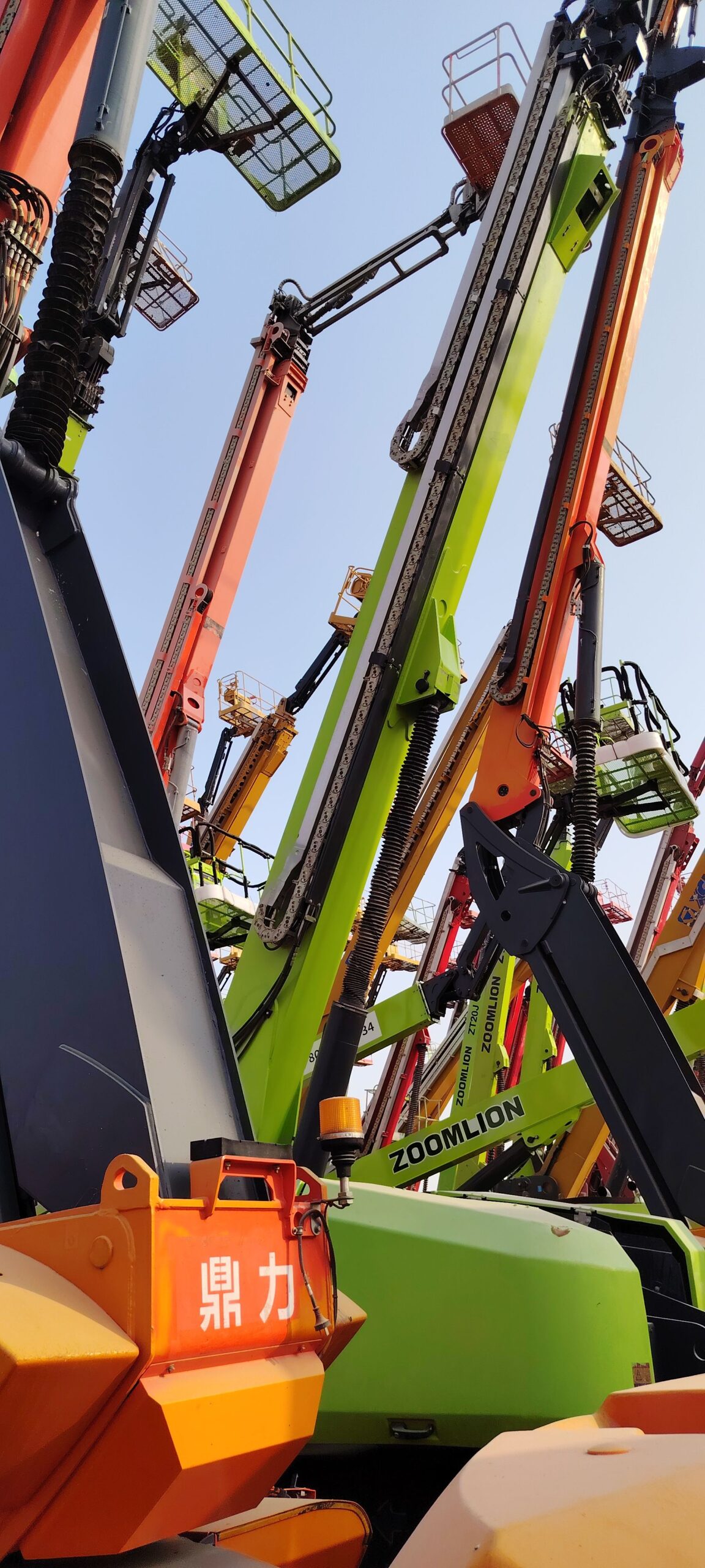 سيزرلفت ومان لفت ورافعات شوكيه وتيليهندلر جي سي بي