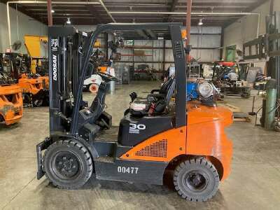 فوركلفت 7طن للإيجار في الدمام – رافعة شوكية 7طن لل