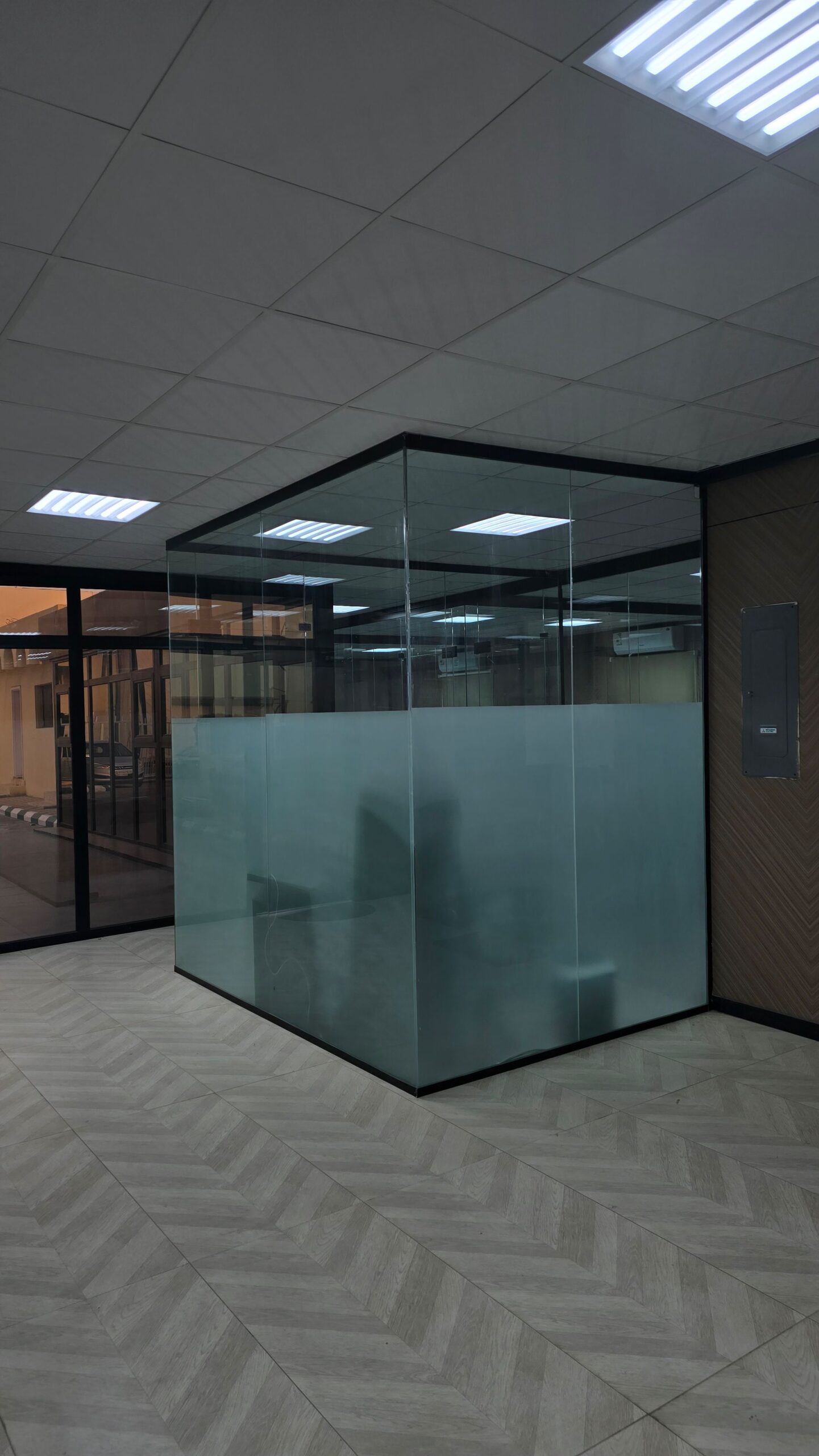 فني زجاج سكريت تركيب مكاتب واجهات صيانة ابواب زجاج