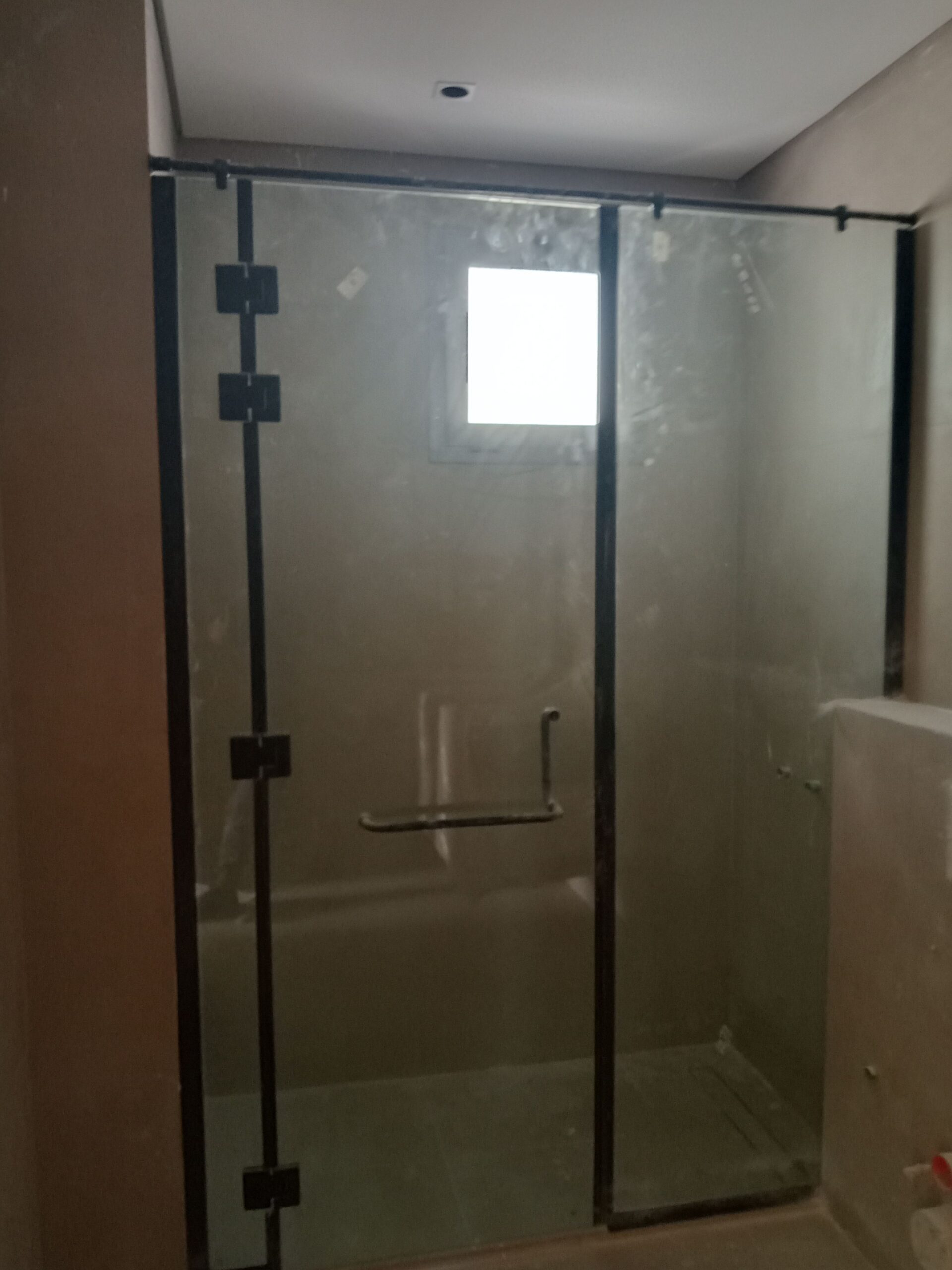 زجاج سكريت وواجهات أدوار مكاتب وشورات دربزين انوع