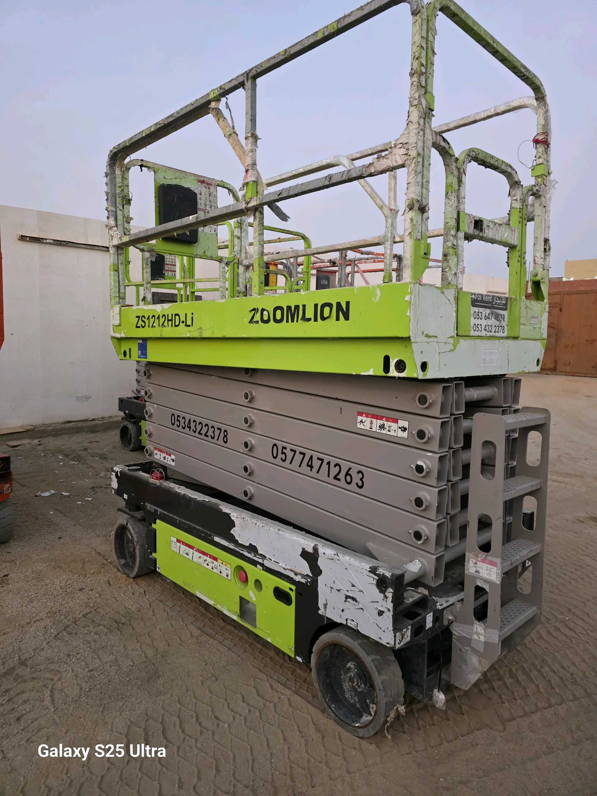 Scissor lift 8meters 10meters for rental In Jeddah