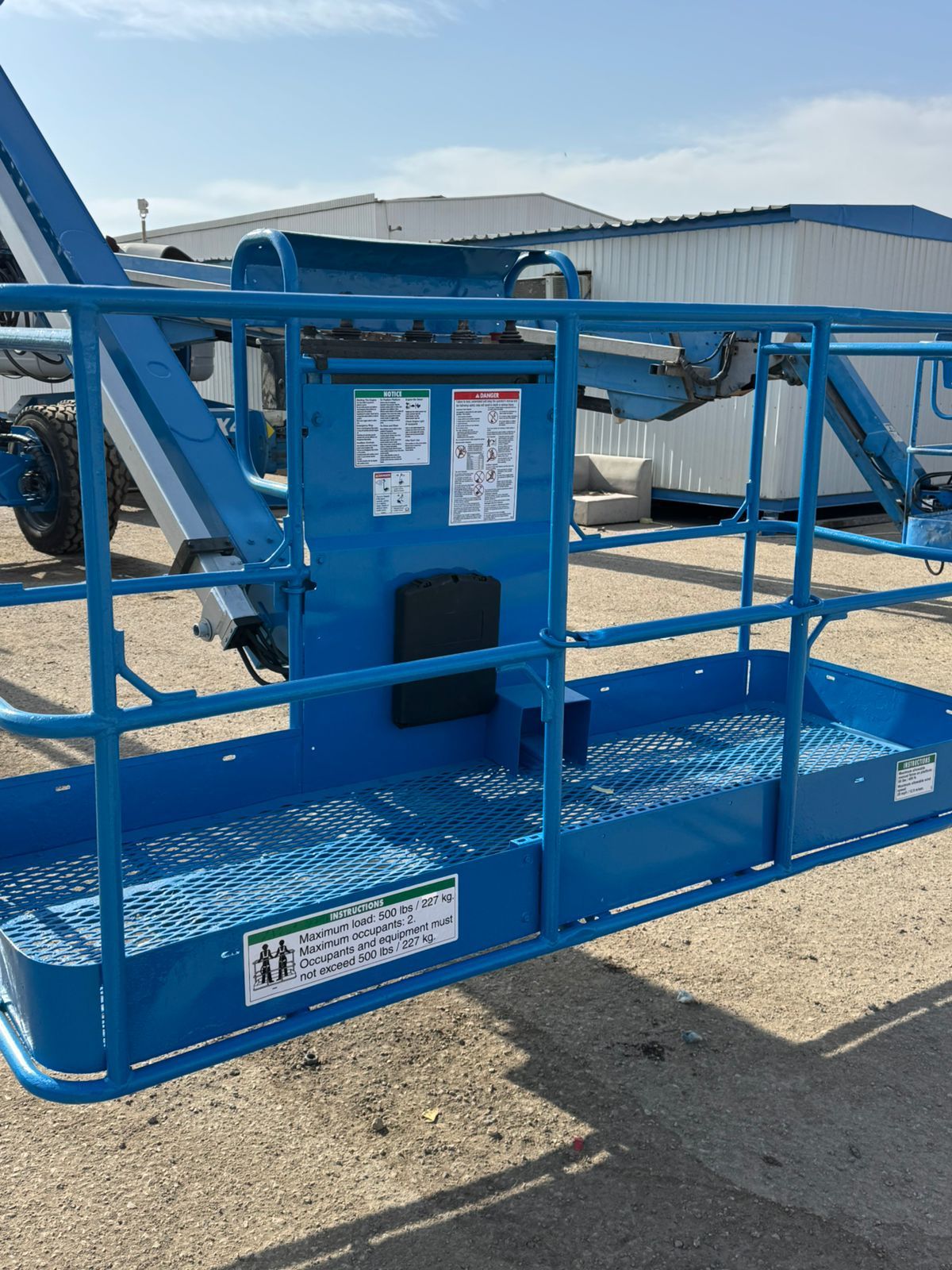 سيزرلفت ومان لفت ورافعات شوكيه وجي سي بي وبوم تراك