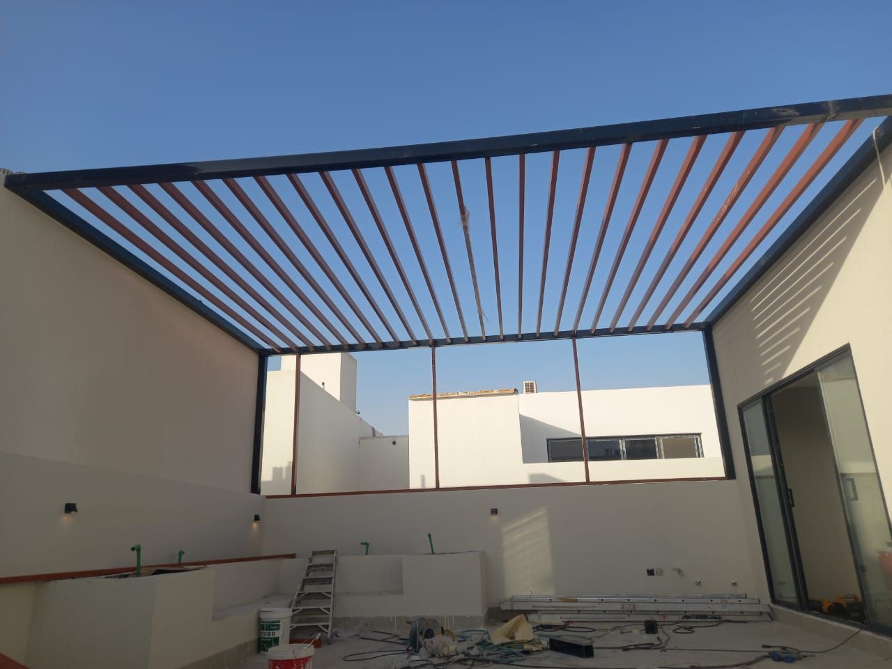 مظلات وسواتر