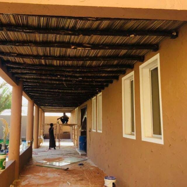 مقالات تراث بنا با الطين وتليوسات وسقف جريد وثل