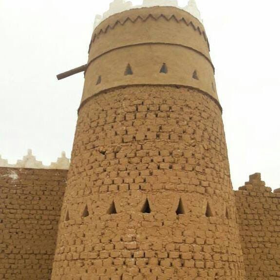 مقالات تراث بنا با الطين وتليوسات وسقف جريد وثل